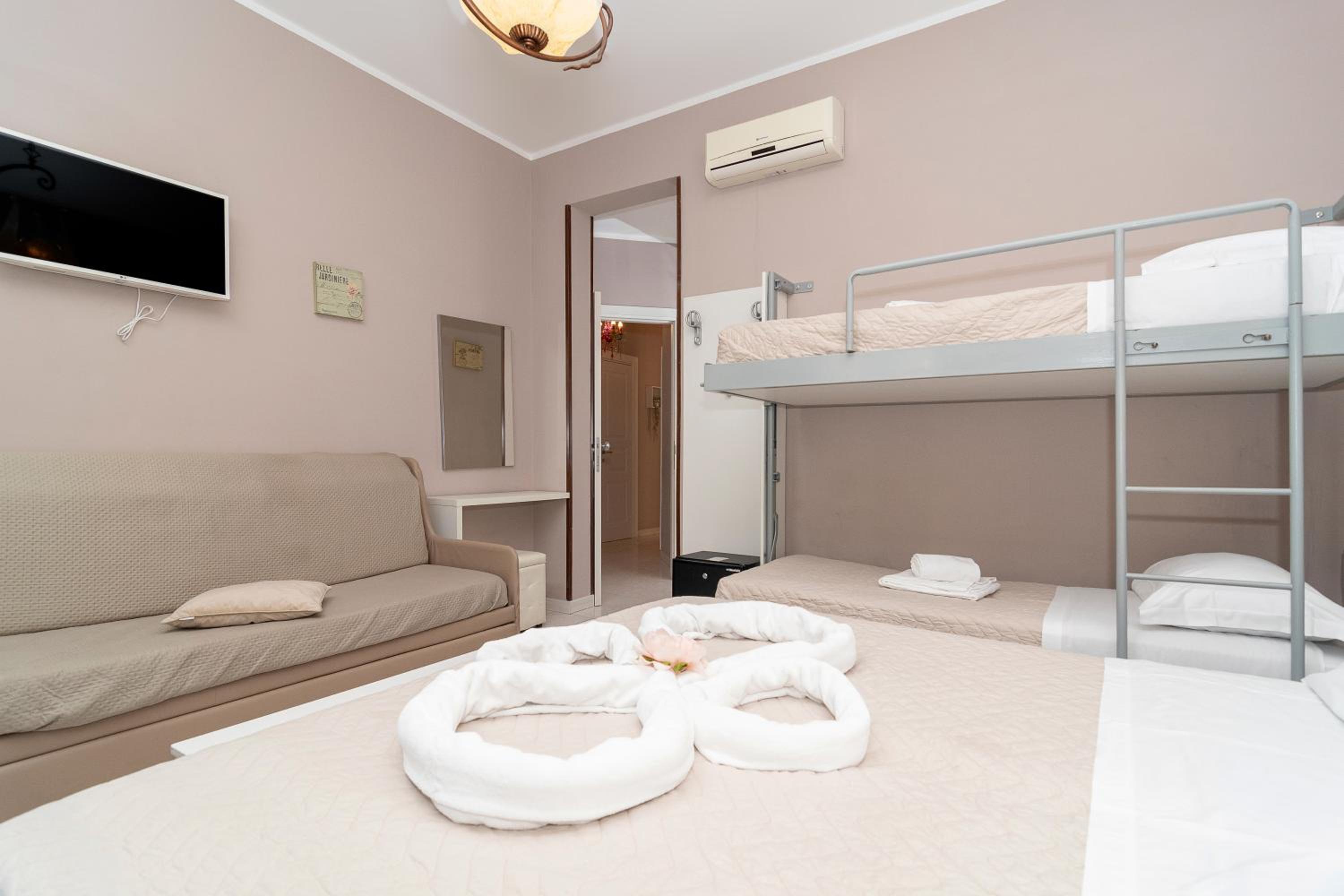 Quadruple Room with Private Bathroom - Photo 4