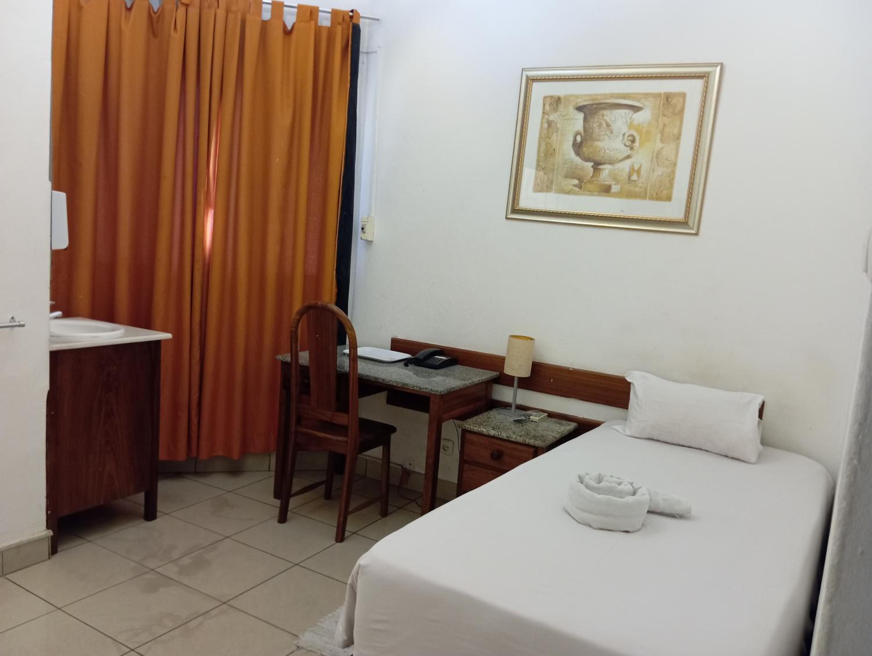 Single Room with Private Bathroom photo 2