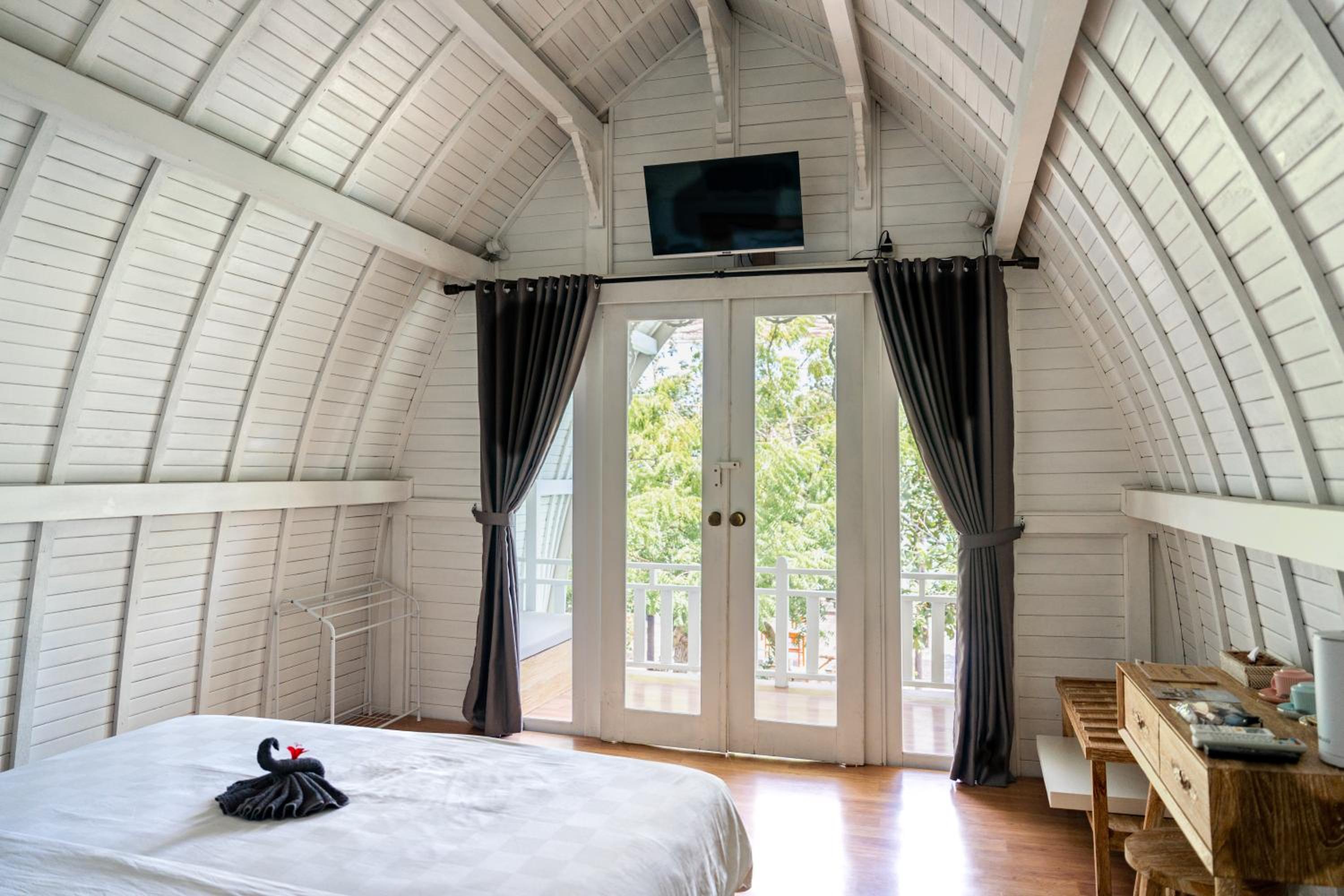 Deluxe Room Beachfront with Balcony - Photo 9