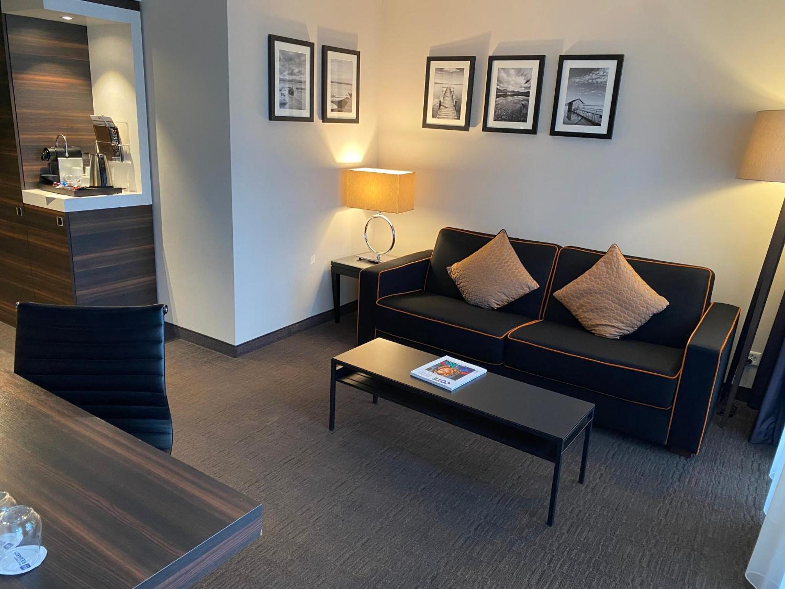 Junior Suite with City View - Photo 5