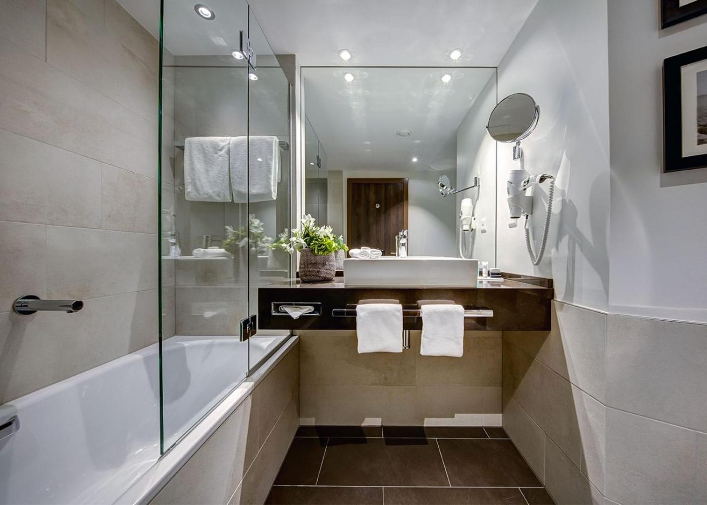 Superior Double Room with City View - Photo 3
