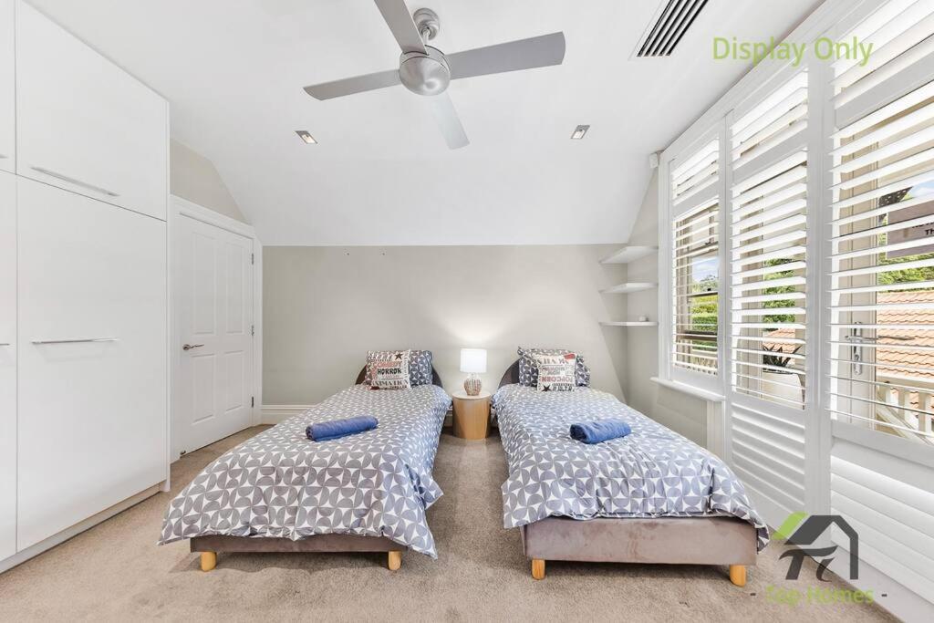 Six-Bedroom House photo 1