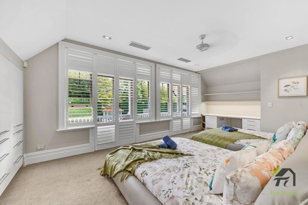 Six-Bedroom House photo 3