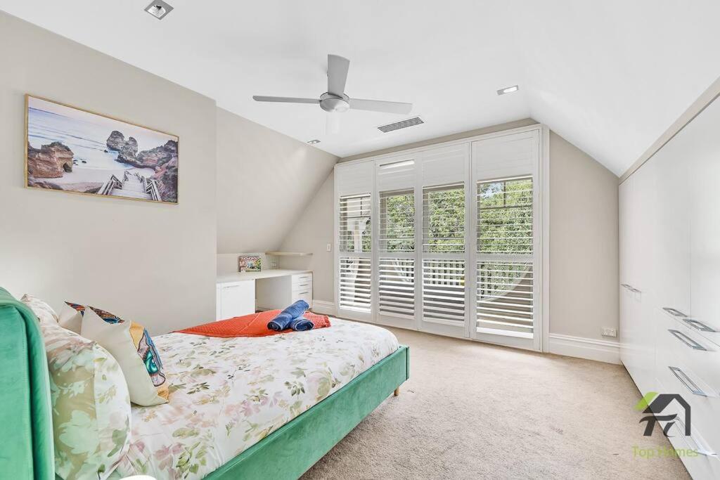 Six-Bedroom House photo 2