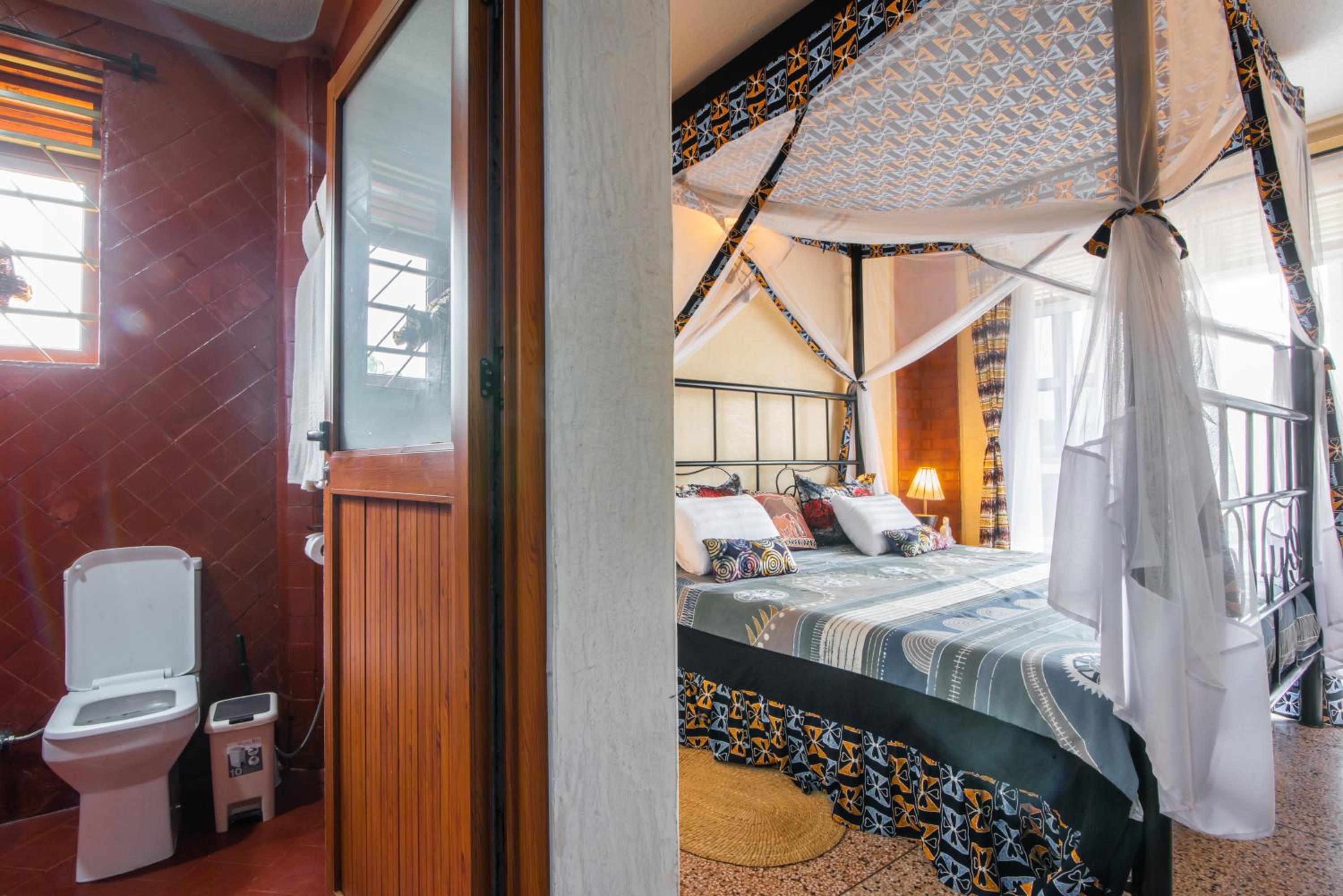 Twin Room with Private Bathroom photo 2