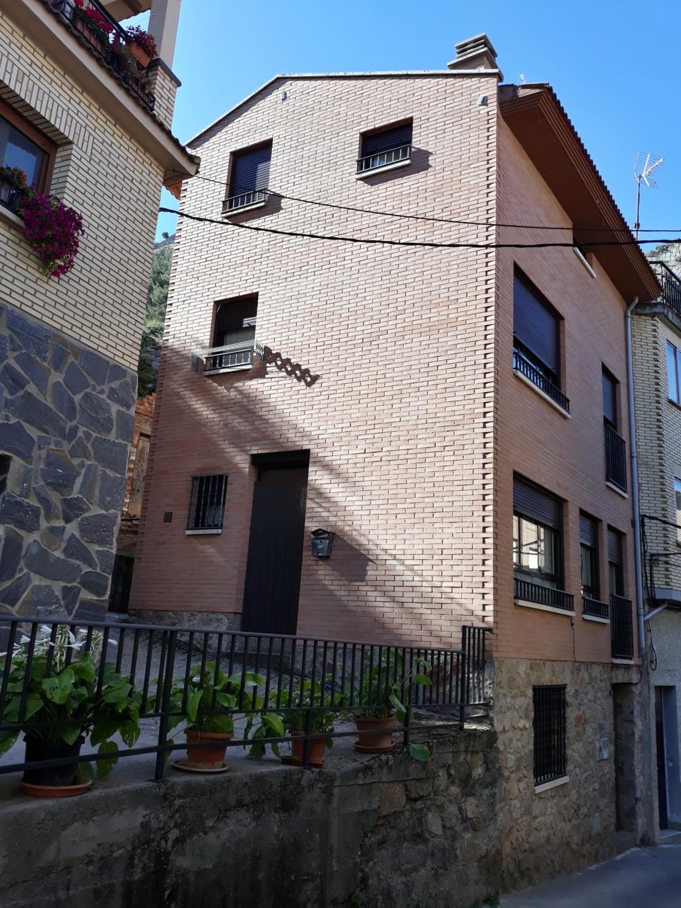 Five-Bedroom House - Photo 13