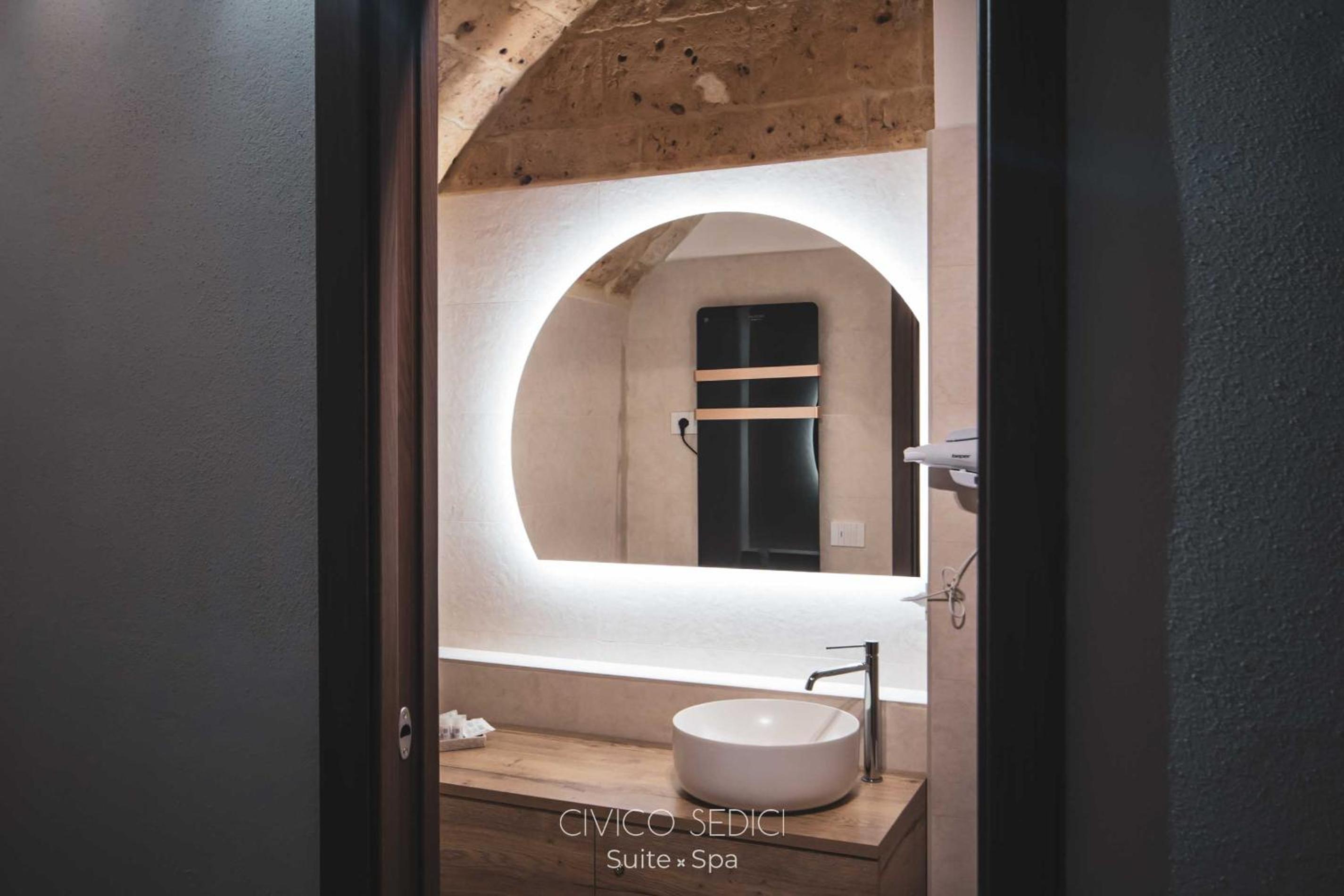 Deluxe Suite with Spa Bath photo 3