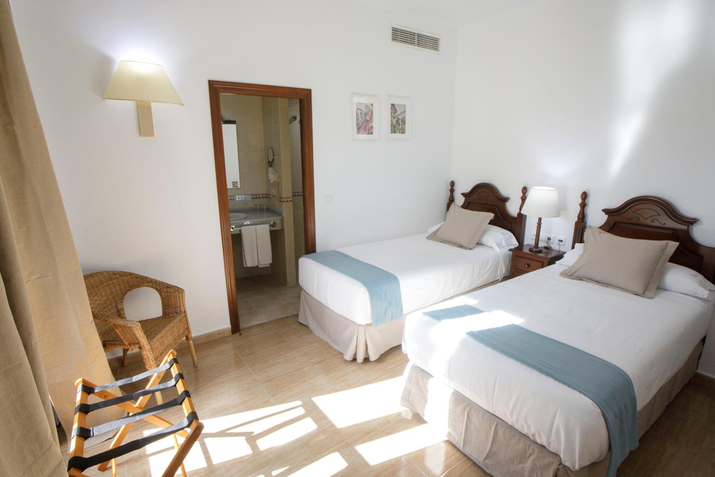 Twin  Room - Photo 3