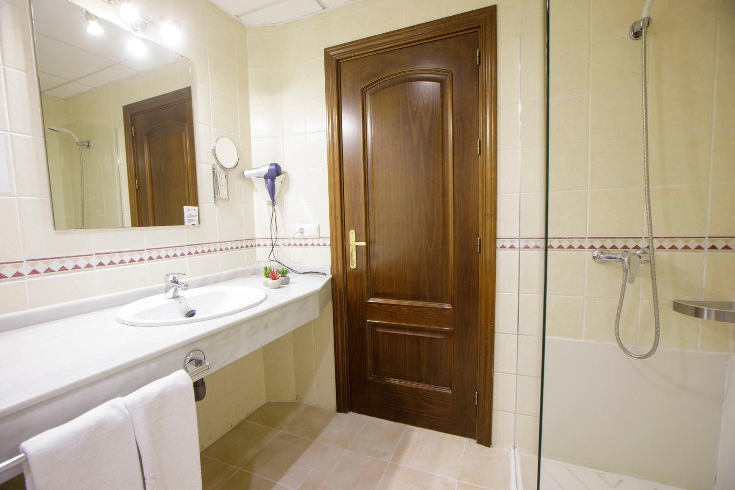 Twin  Room - Photo 8