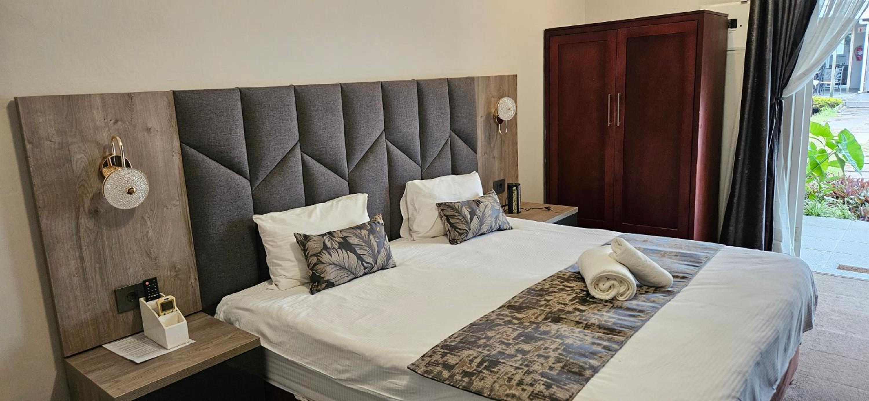 Deluxe King Suite photo 2