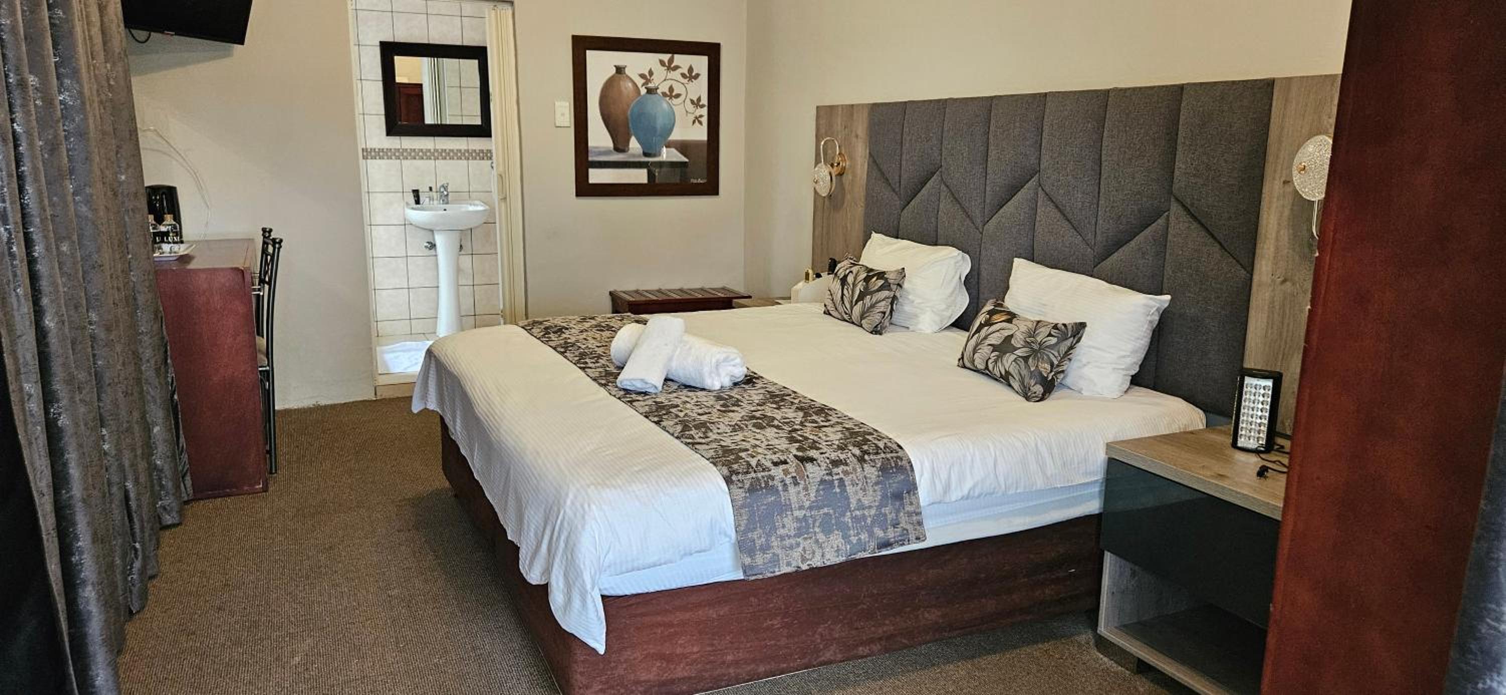Deluxe King Suite photo 3