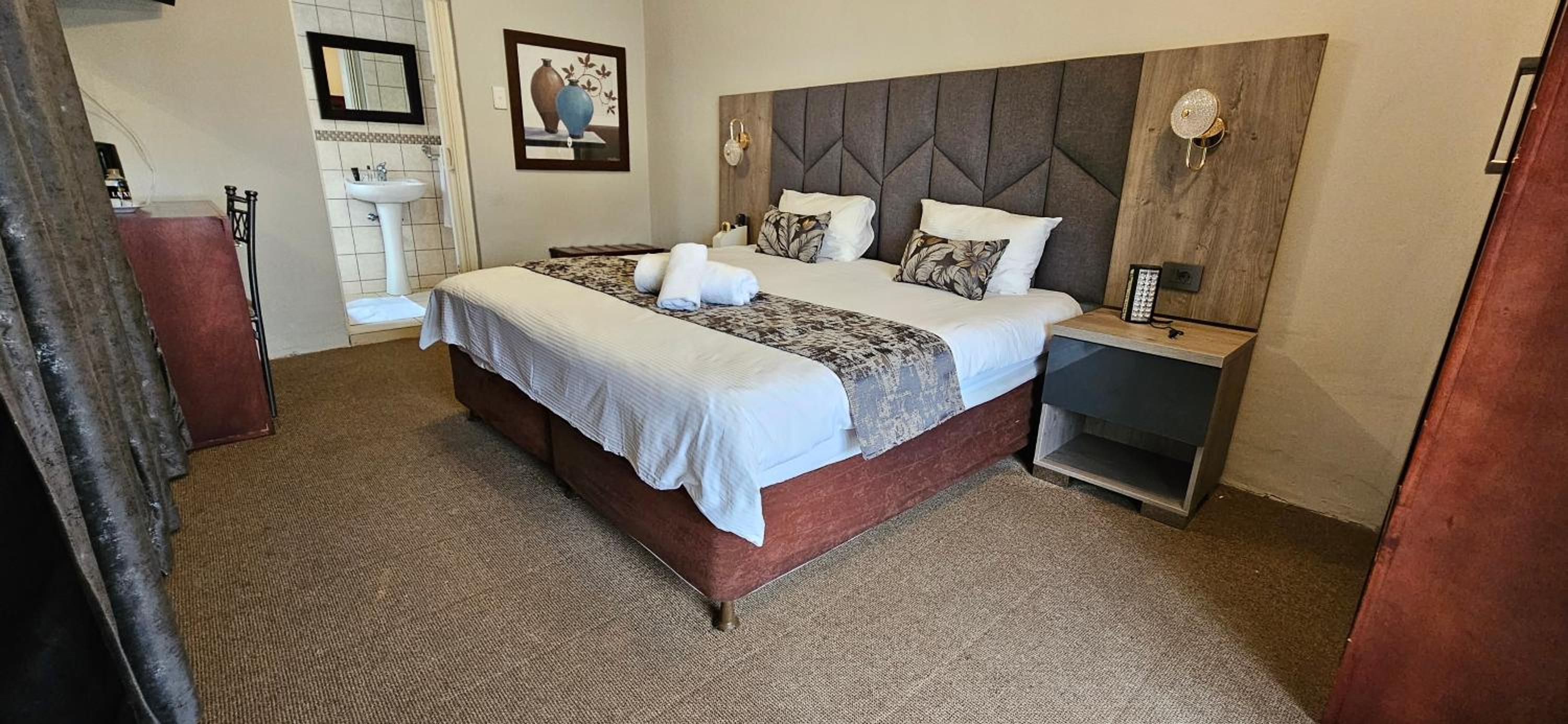 Deluxe King Suite photo 1