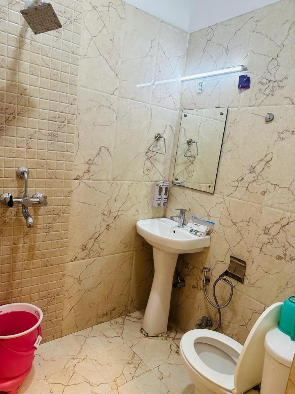 Suite - Photo 11