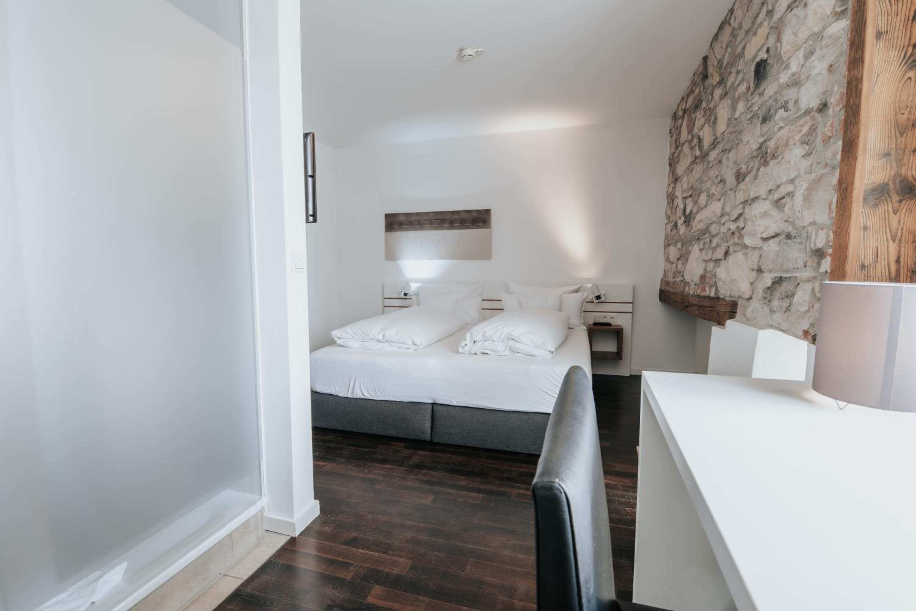 Double Room - Photo 7