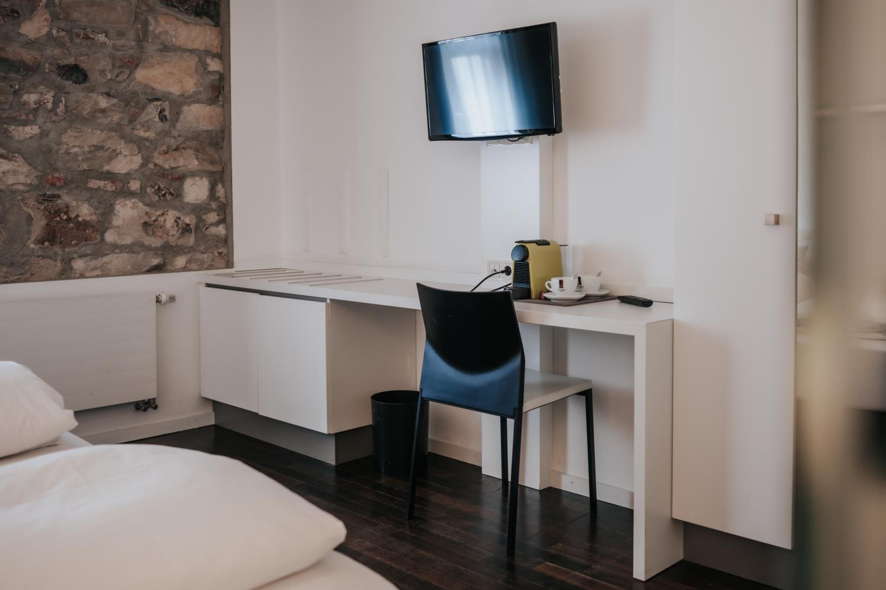 Double Room - Photo 2
