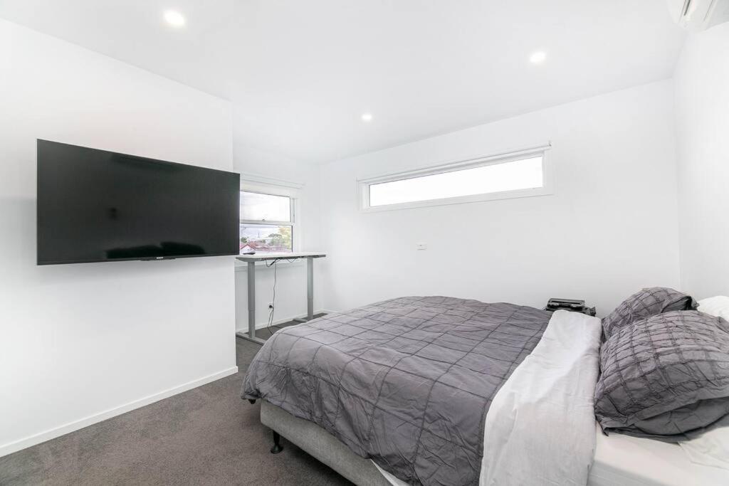 Five-Bedroom House photo 1