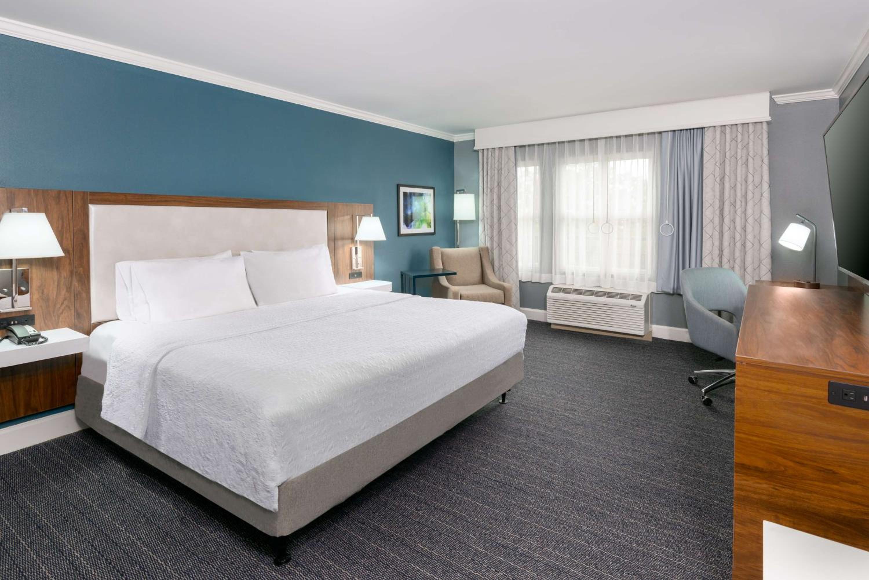 King Room with Tub - Mobility Access - Photo 2