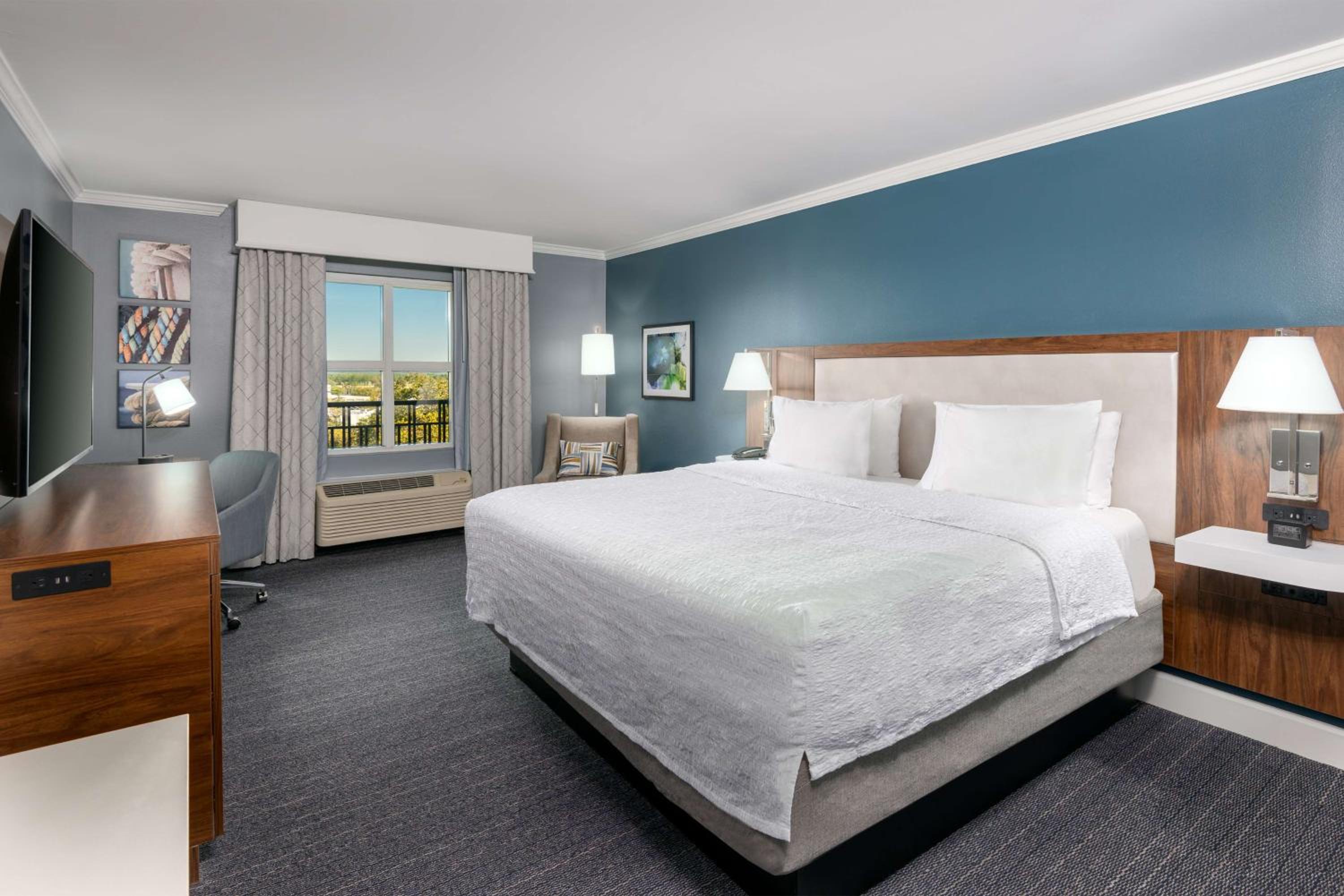 King Room with King Bed - Non-Smoking - Photo 4