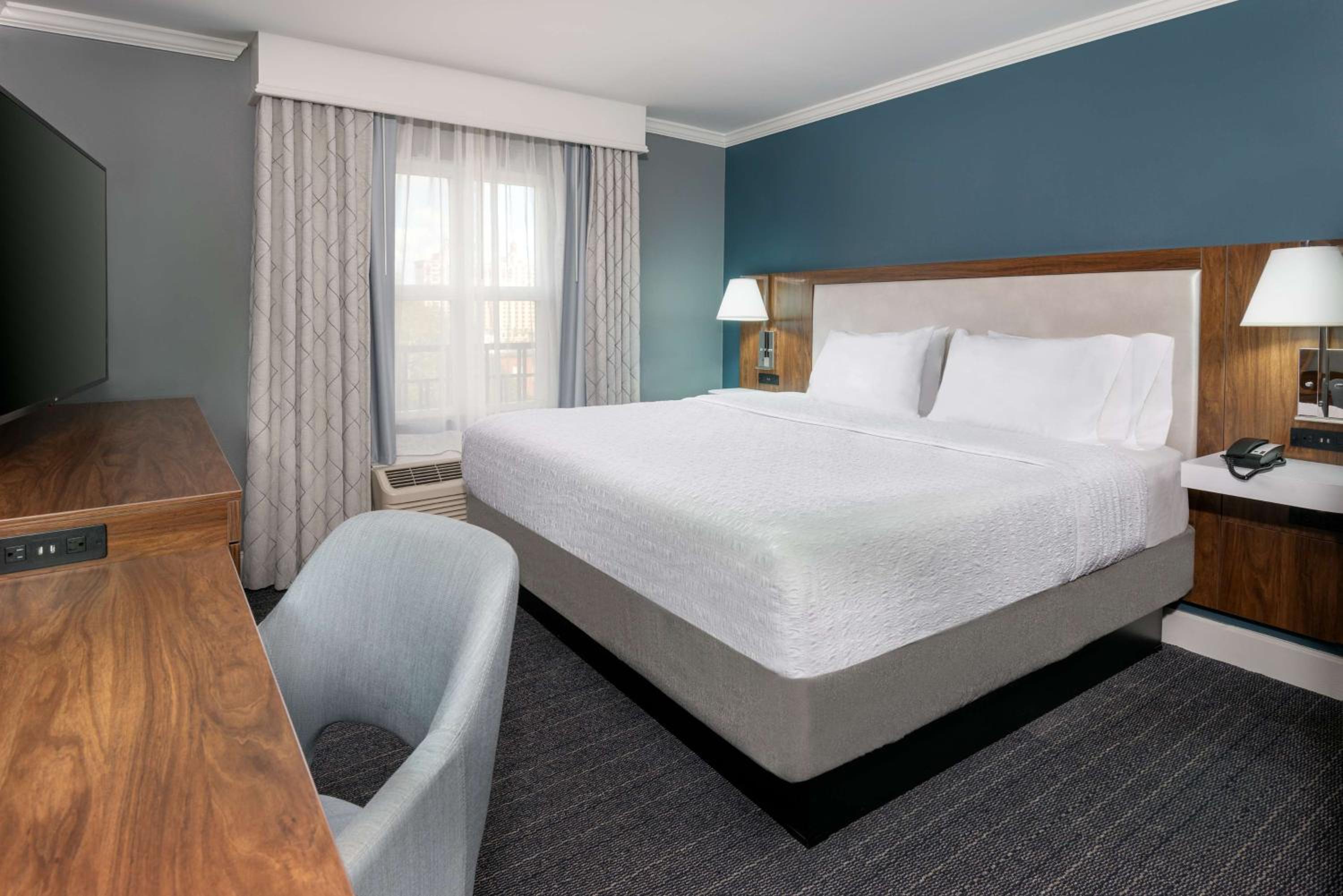 King Room with King Bed - Non-Smoking - Photo 3