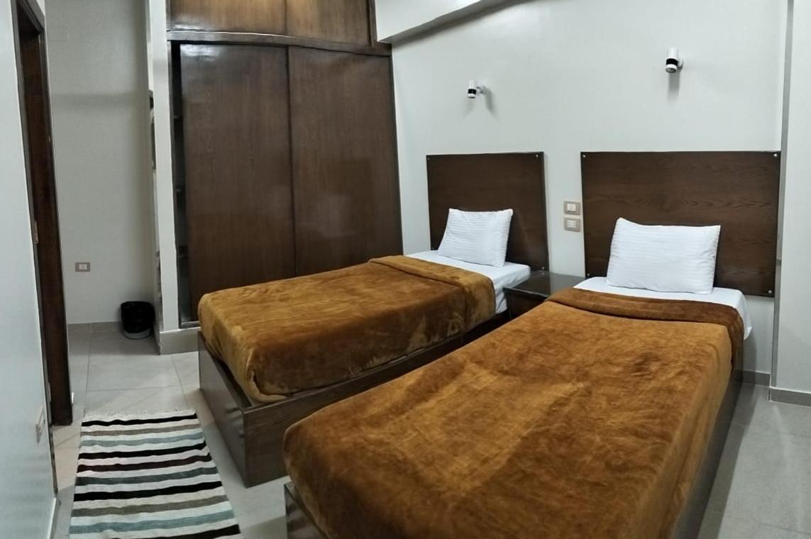 Double or Twin Room with Private Bathroom - Photo 3