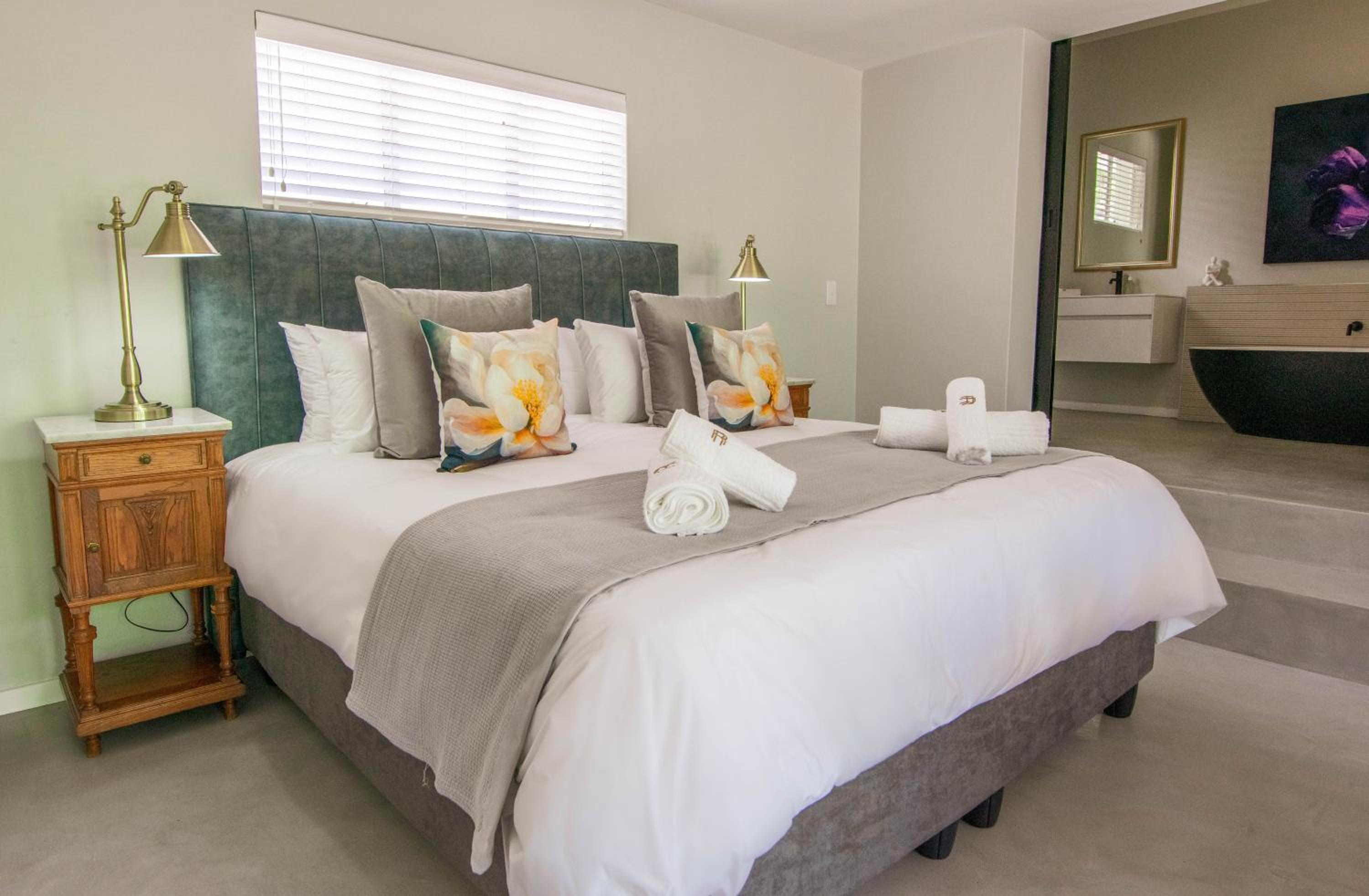 King Room with Balcony photo 2
