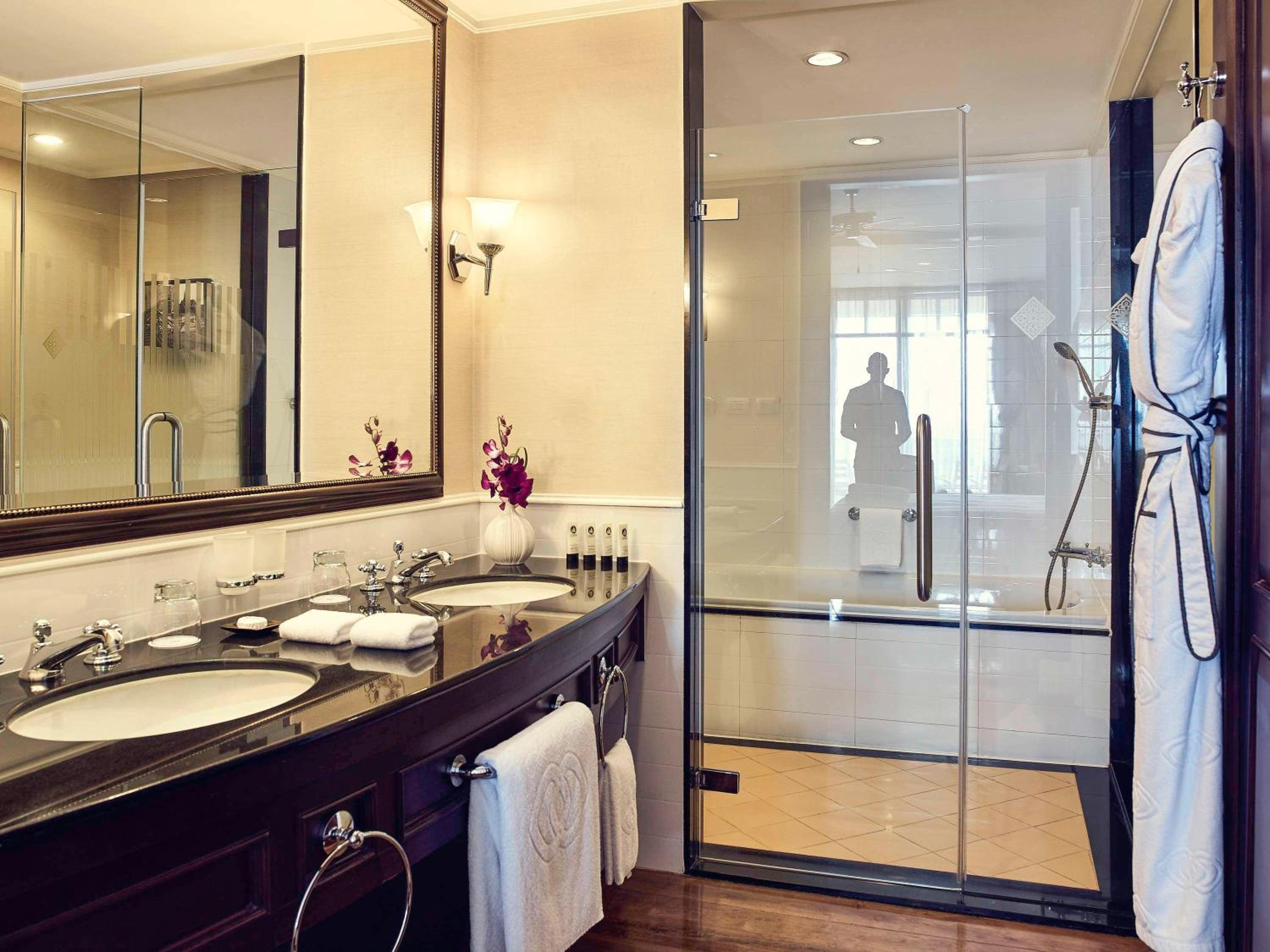 Junior King Suite with Club Access - Photo 3