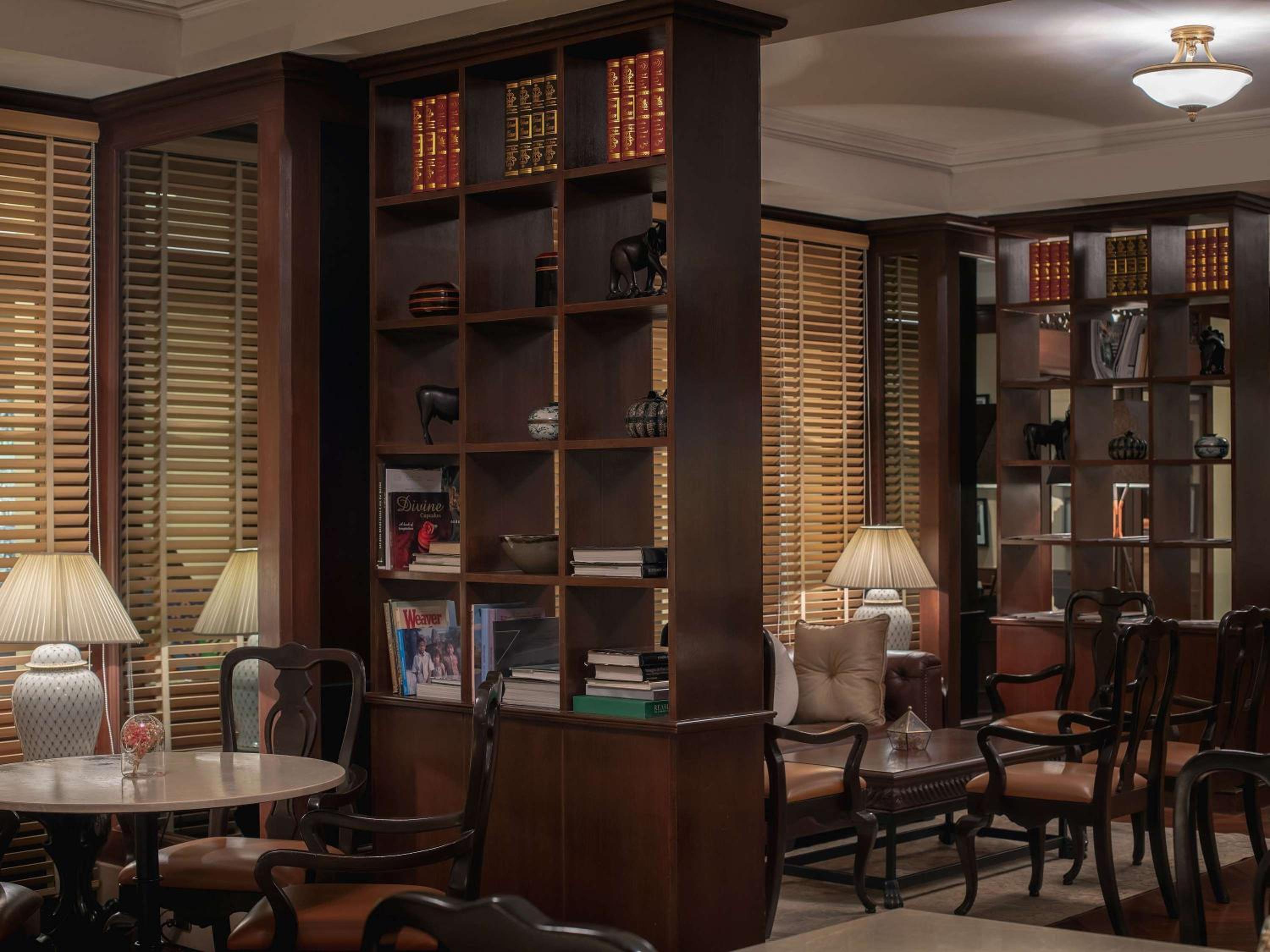Junior King Suite with Club Access - Photo 5