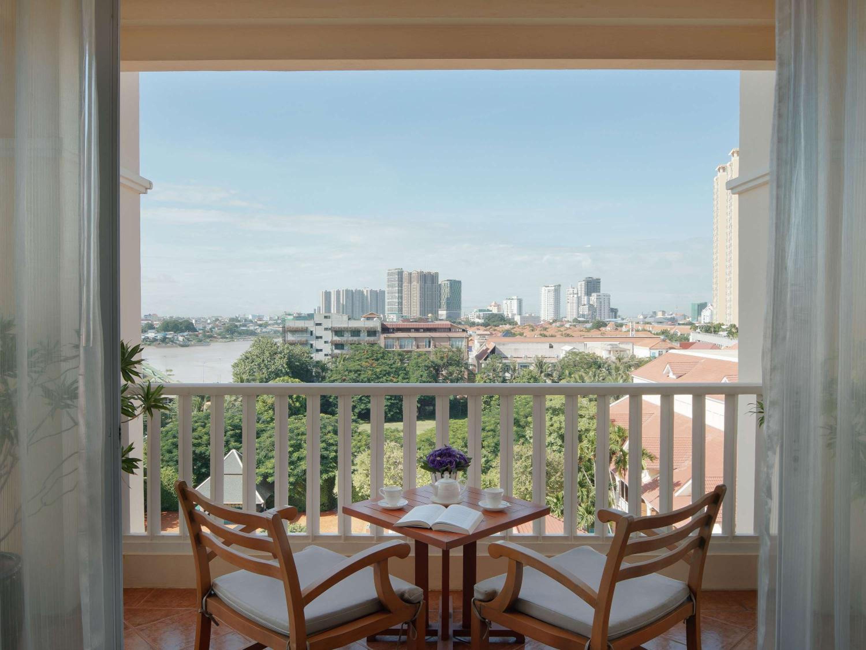 Luxury Club King Room with Executive Lounge Access - Photo 9