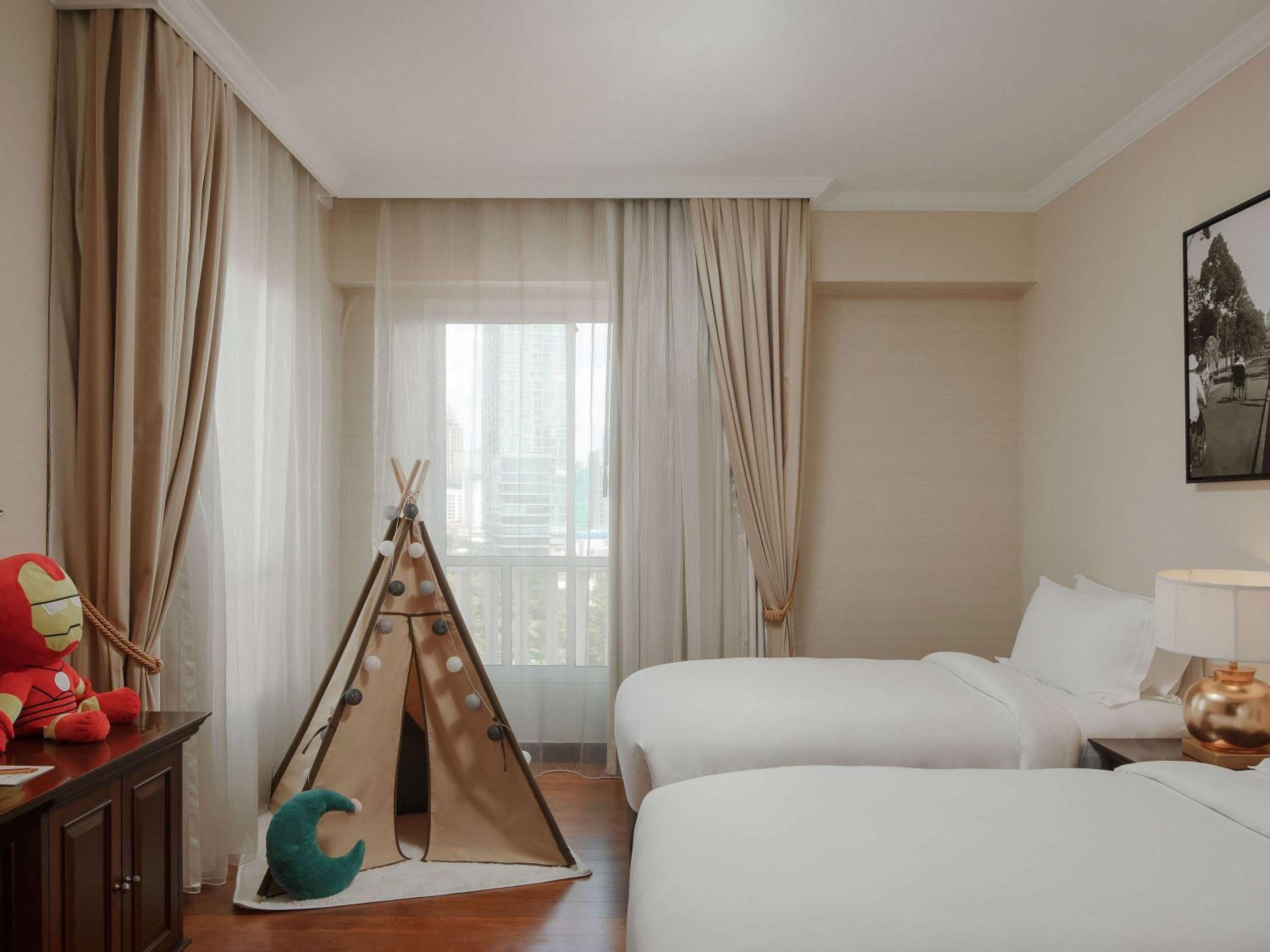 Junior Family Suite with One King Bed and Two Single Beds - Photo 5