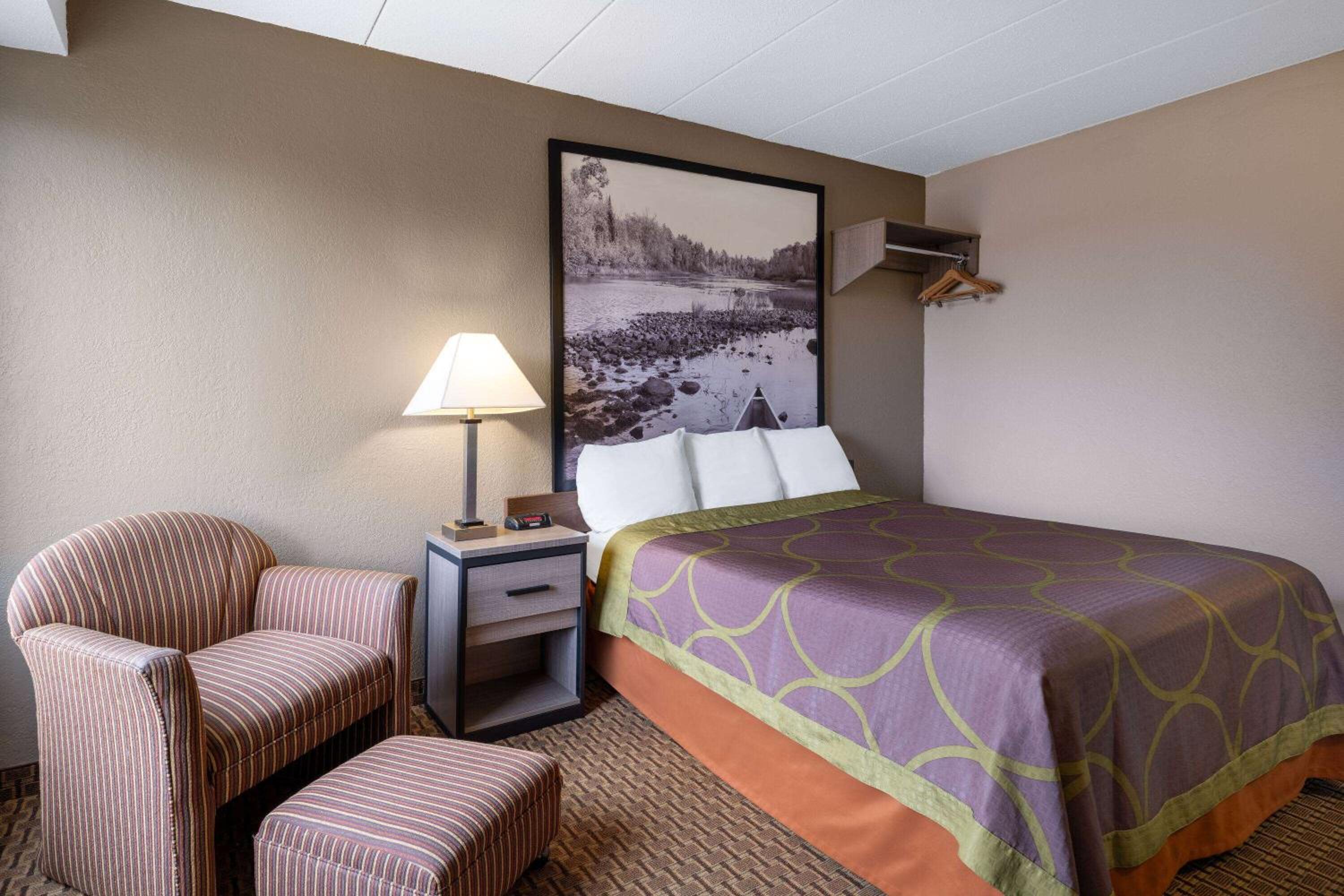 Deluxe Queen Room - Non-Smoking photo 2