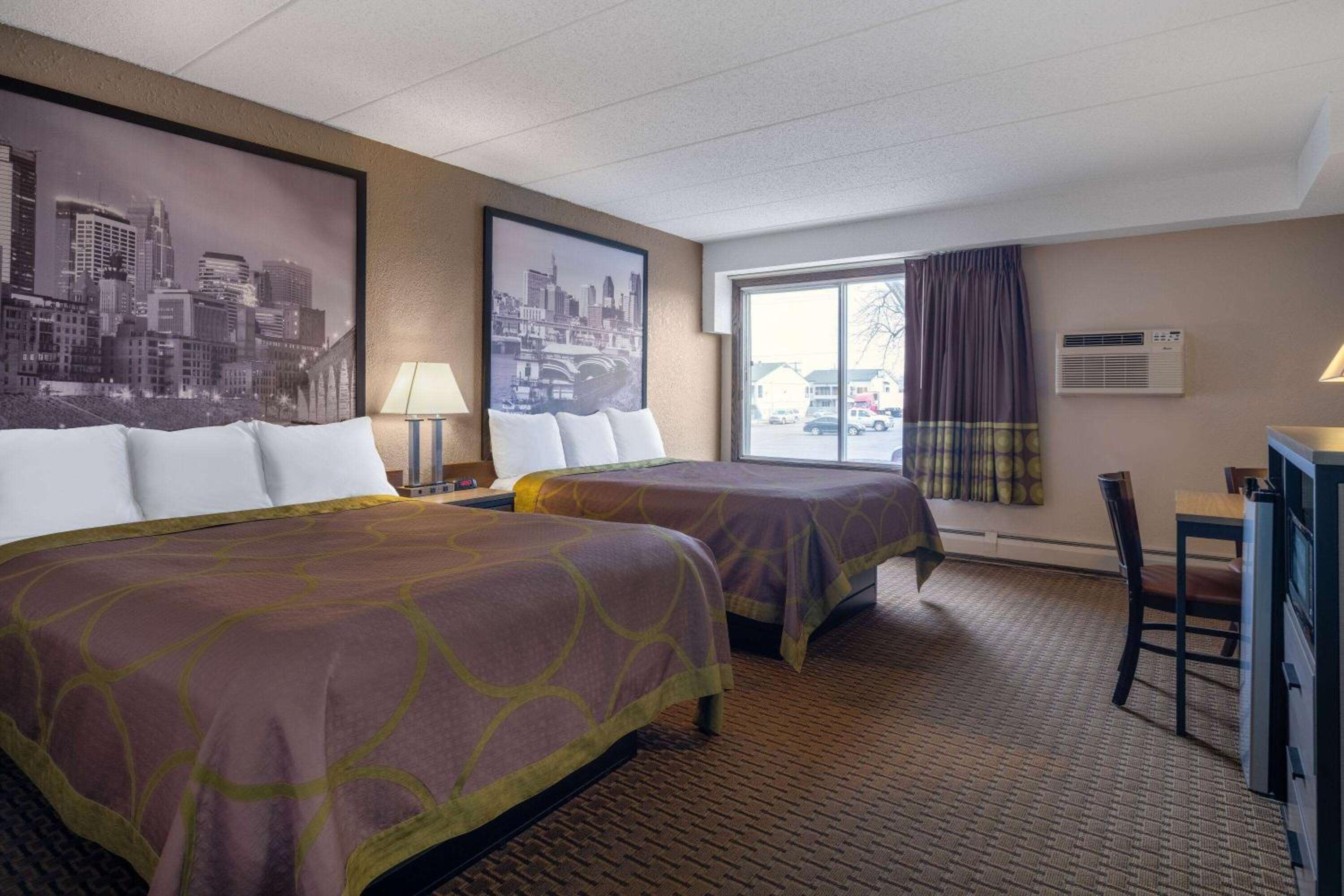 Queen Room with Two Queen Beds - Non-Smoking photo 3