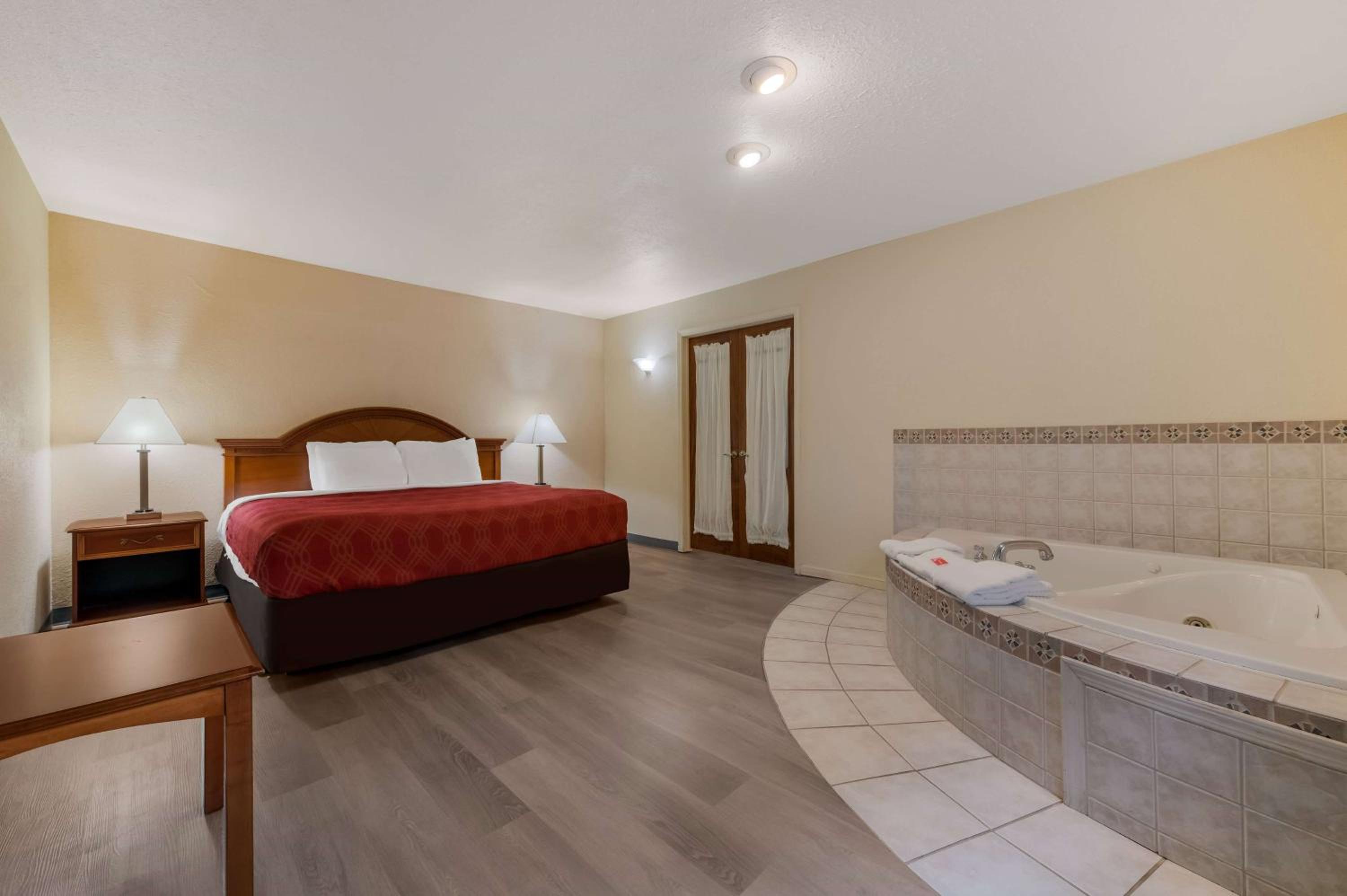 King Suite - No Pets/Non-Smoking - Photo 1