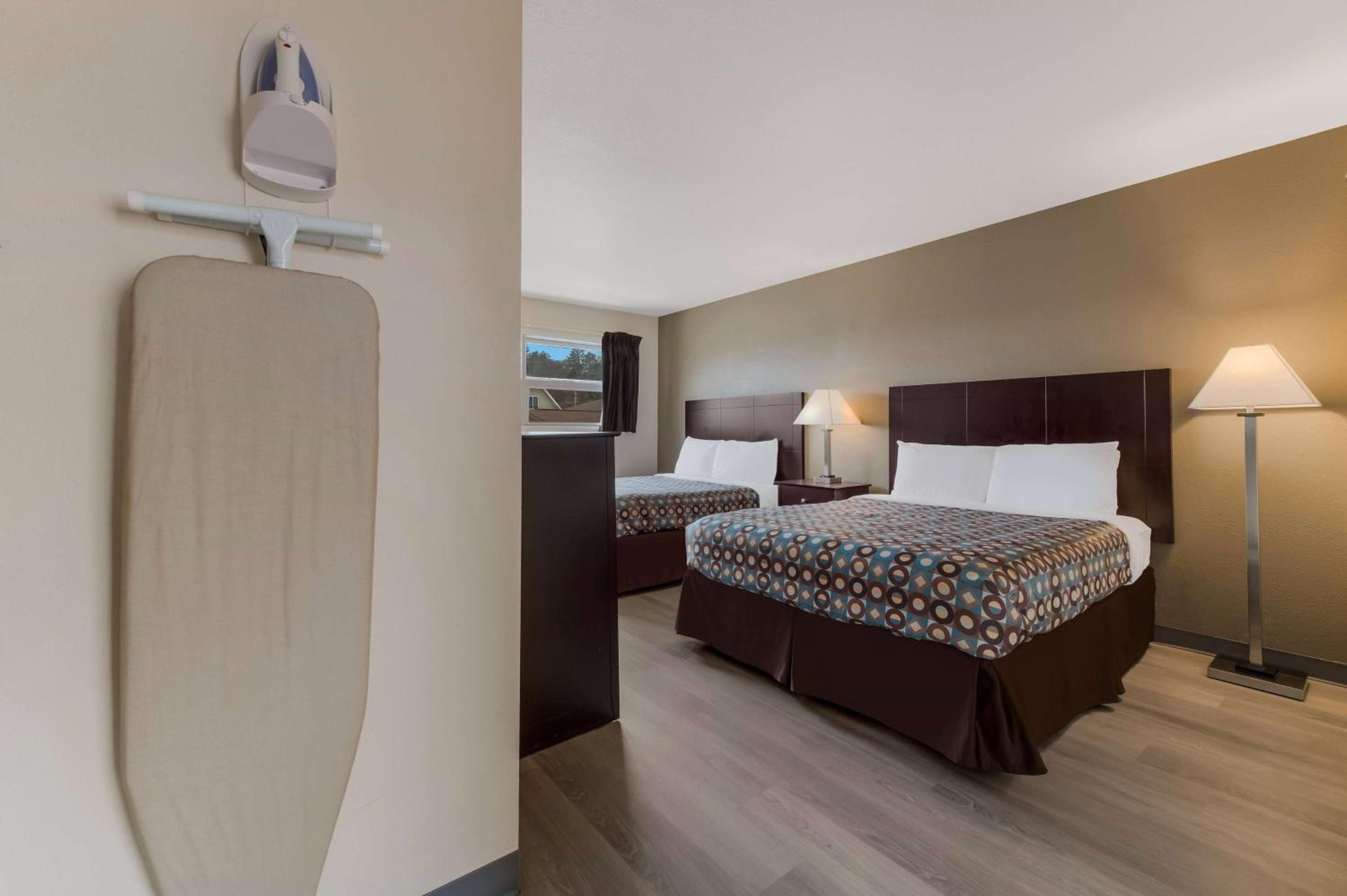 Queen Room with Two Queen Beds - Pet Friendly/Non-Smoking - Photo 5
