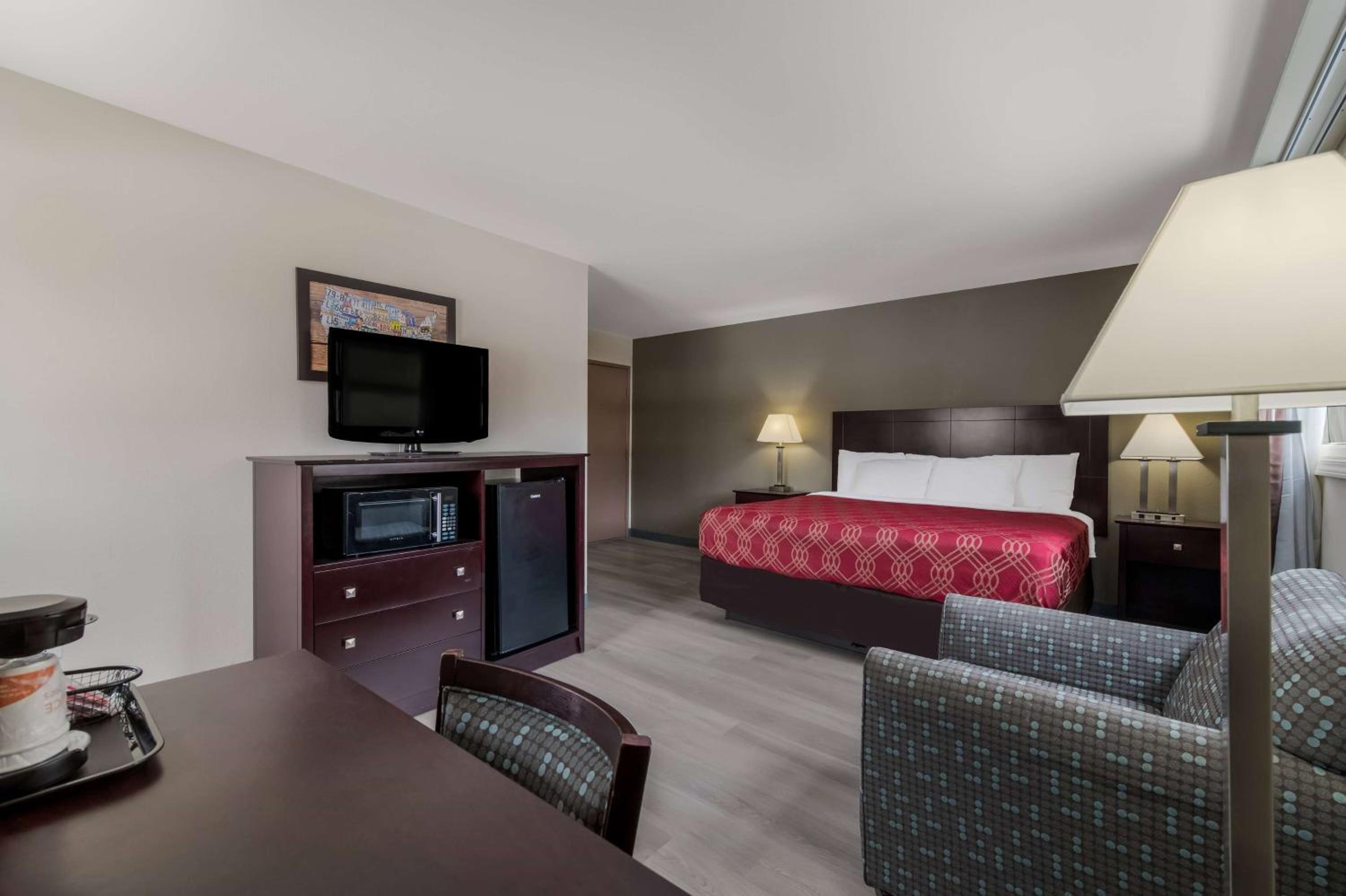 King Room - Pet Friendly/Non-Smoking - Photo 2