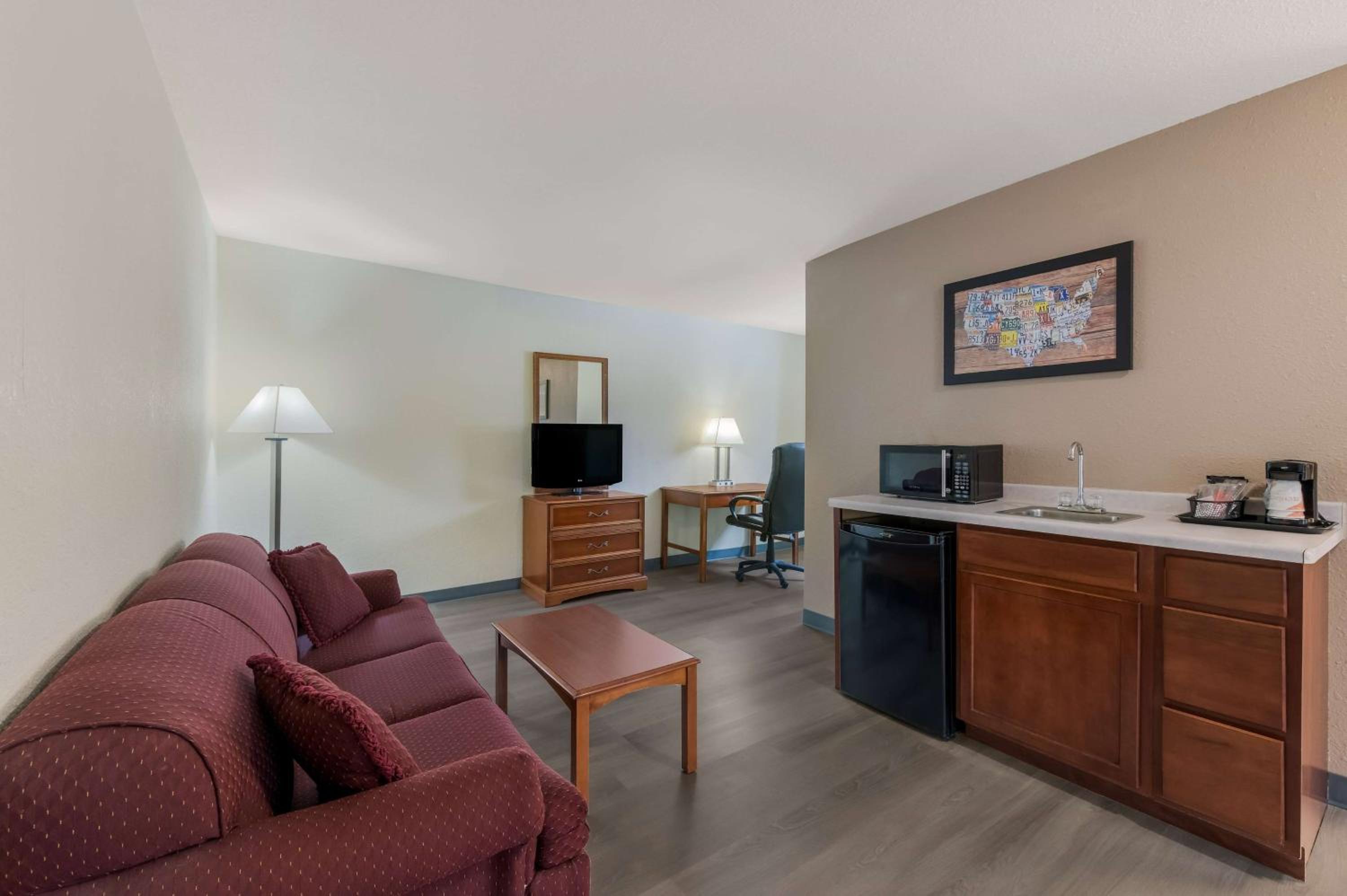 King Suite - No Pets/Non-Smoking - Photo 2