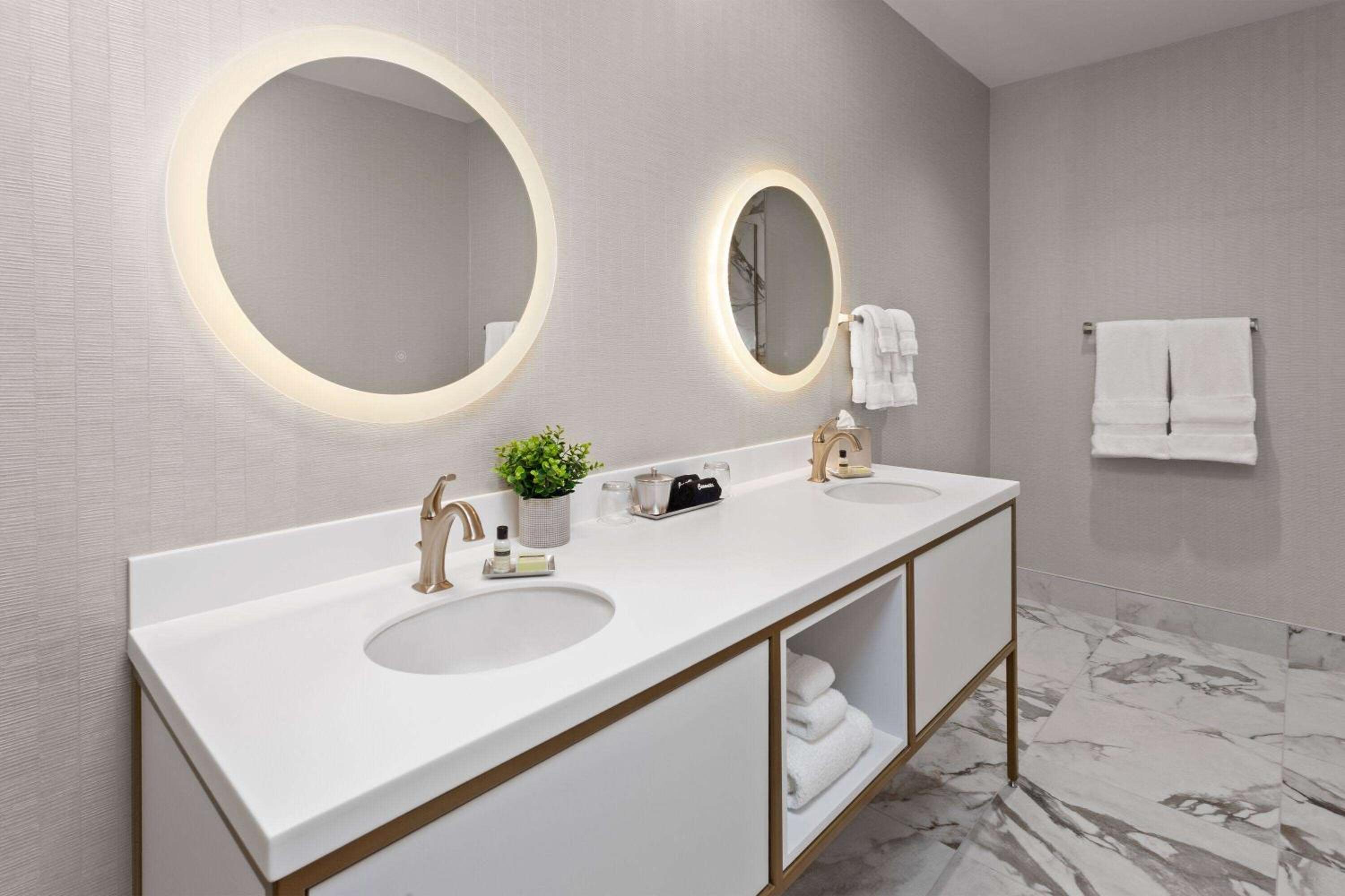 Mobility Accessible Queen Suite with Roll-In Shower - Non-Smoking - Photo 3