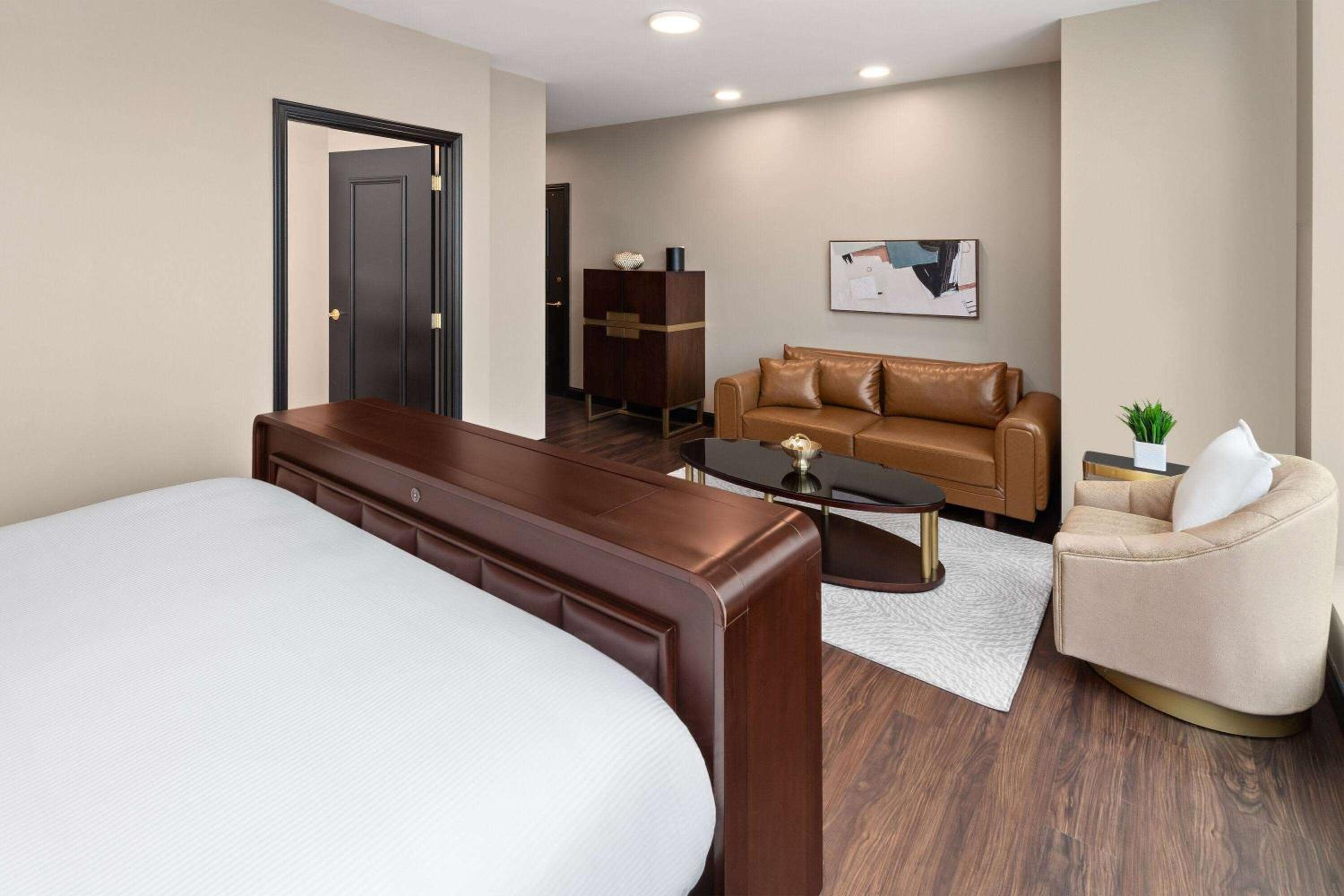 Mobility Accessible Queen Suite with Roll-In Shower - Non-Smoking - Photo 1