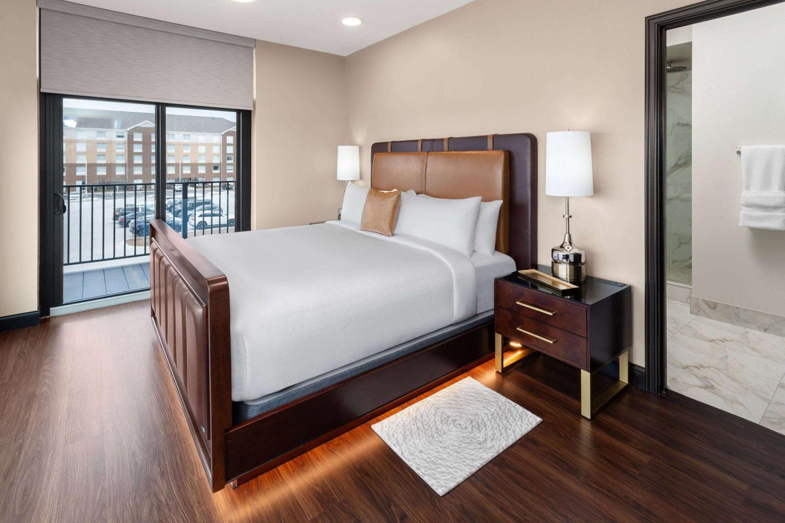 Signature Suite with One California King Bed, Non-Smoking - Photo 4