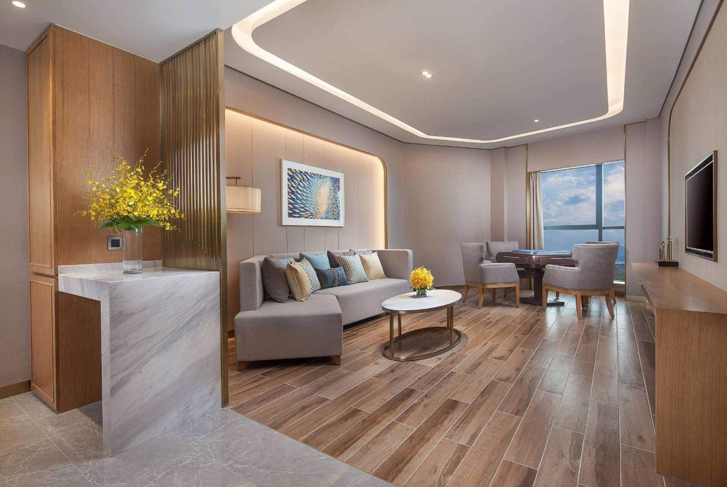 Deluxe King Suite photo 2