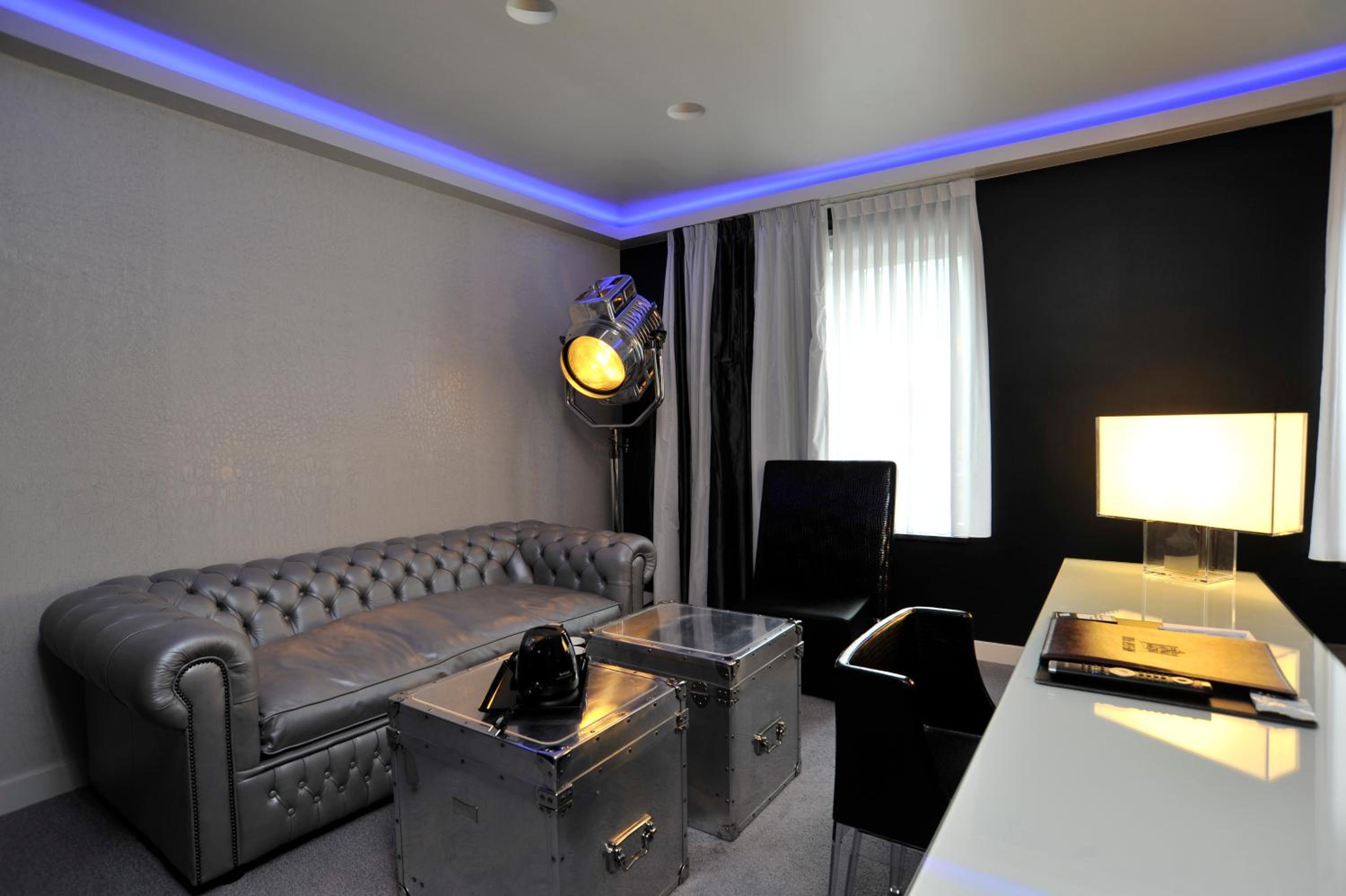 Superior Theme Suite - 1 King Bed 1 Sofa Bed  - Photo 7