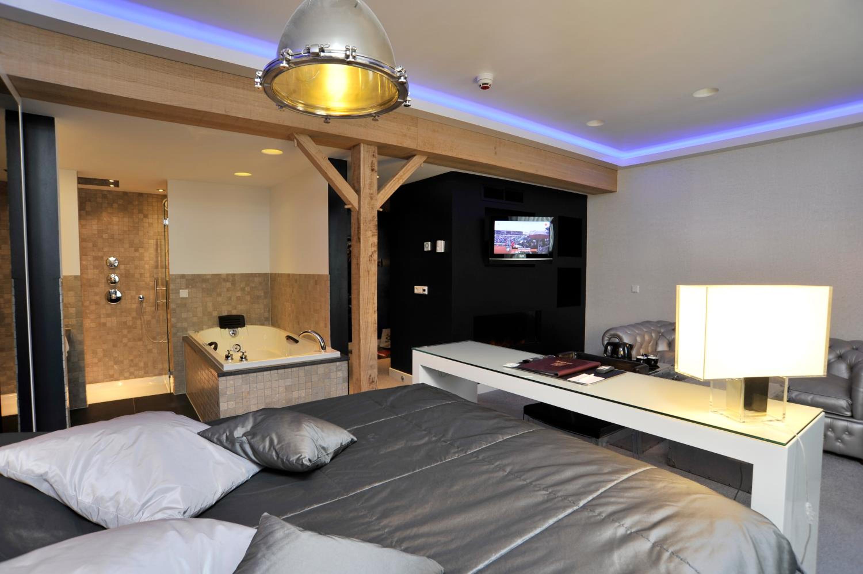 Superior Theme Suite - 1 King Bed 1 Sofa Bed  - Photo 6