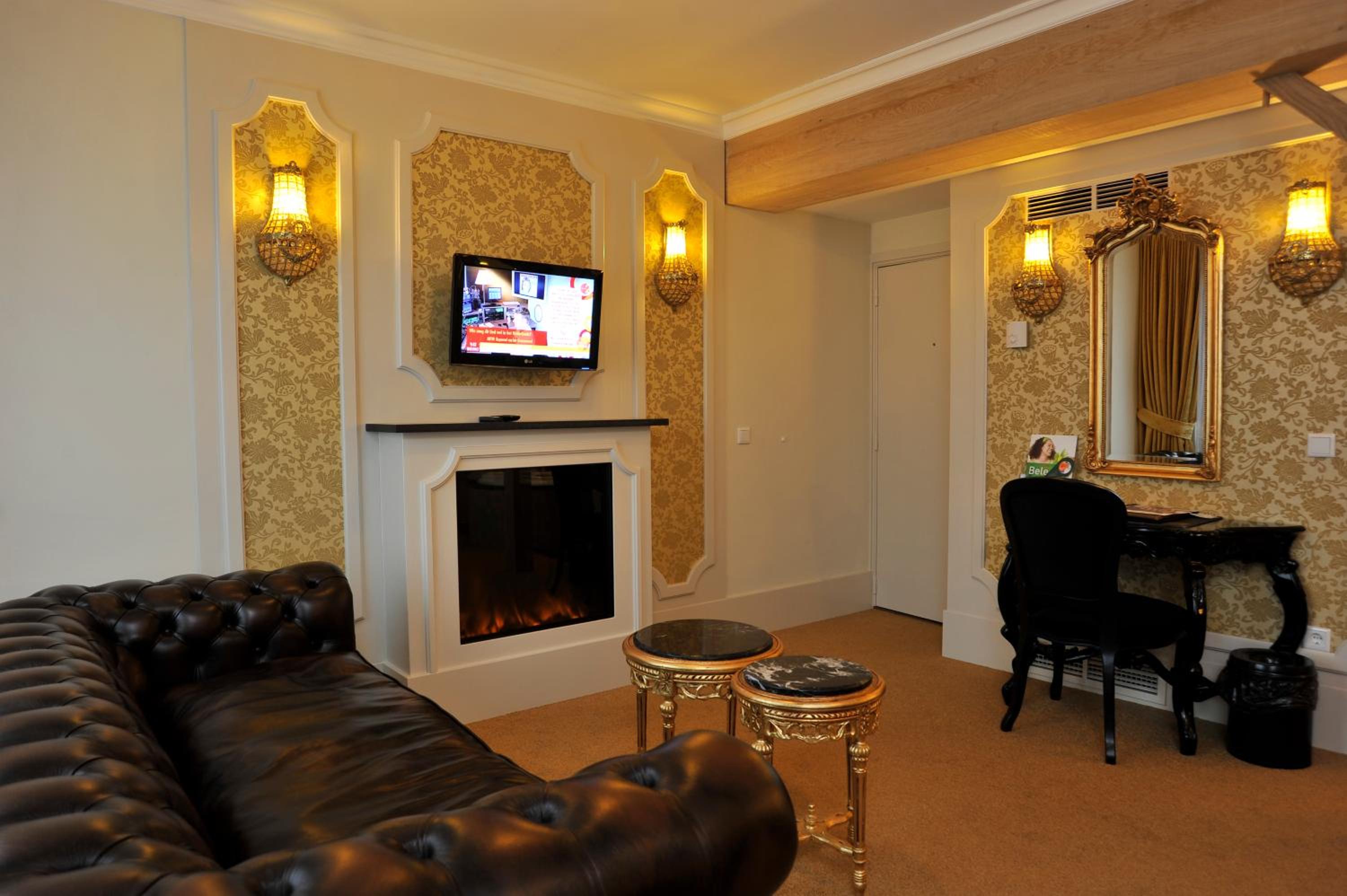 Superior Theme Suite - 1 King Bed 1 Sofa Bed  - Photo 8