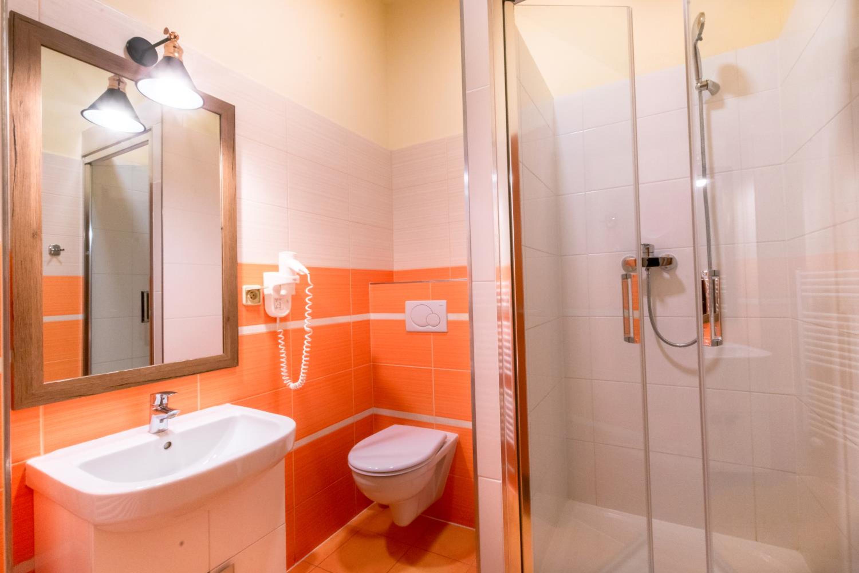 Double or Twin Room with Private Bathroom - Photo 2