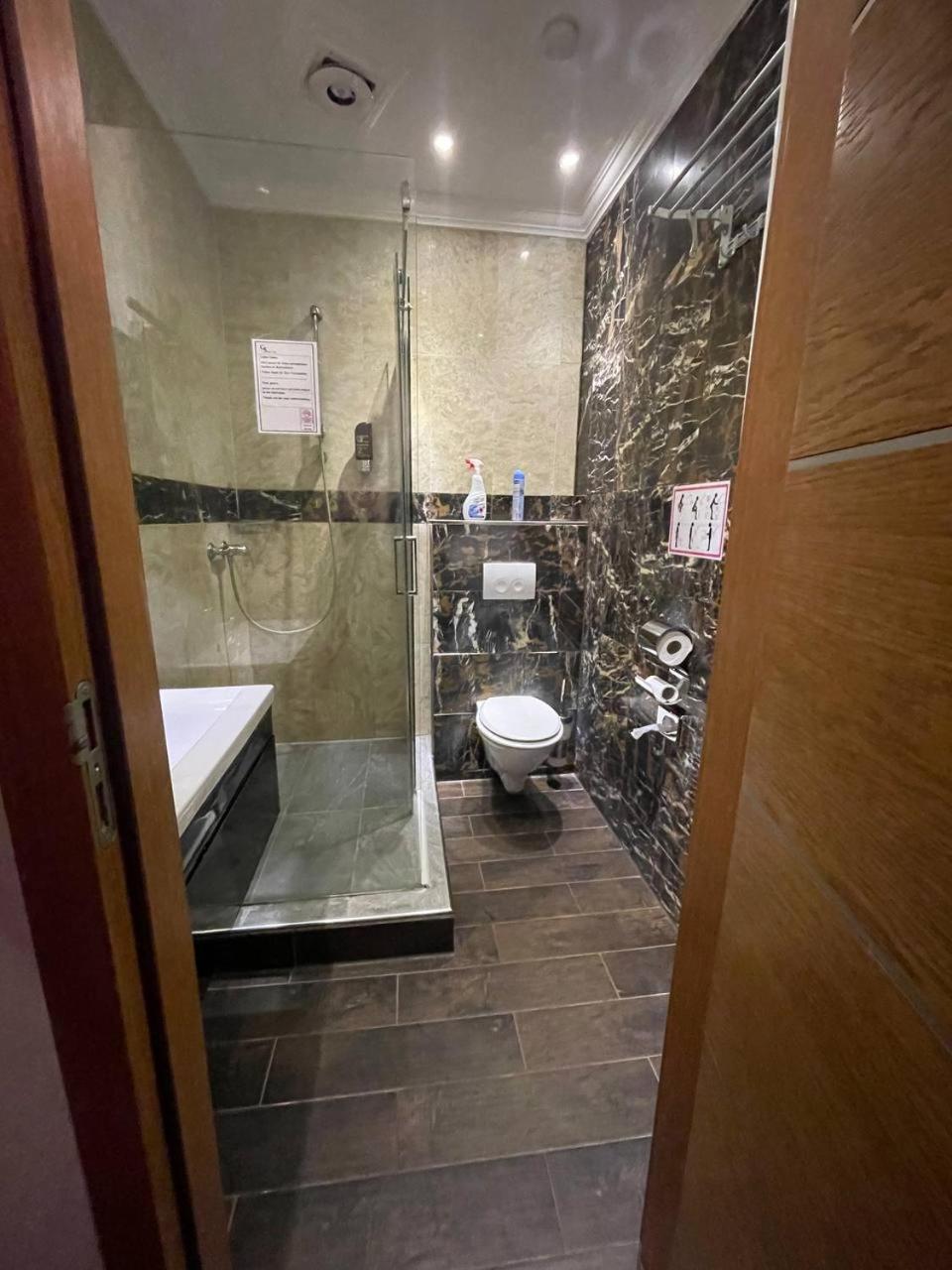 Double Room with Shared Bathroom photo 2