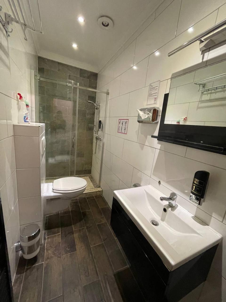 Deluxe Twin Room with Shared Bathroom photo 2