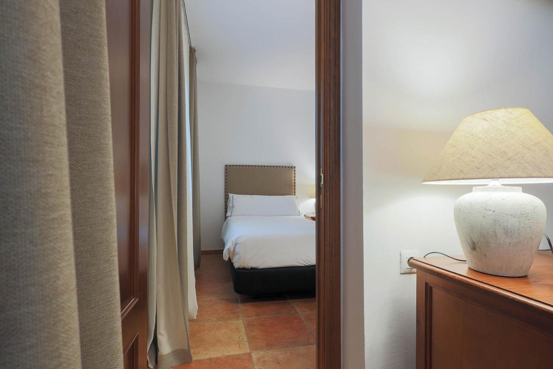 Suite - Photo 13