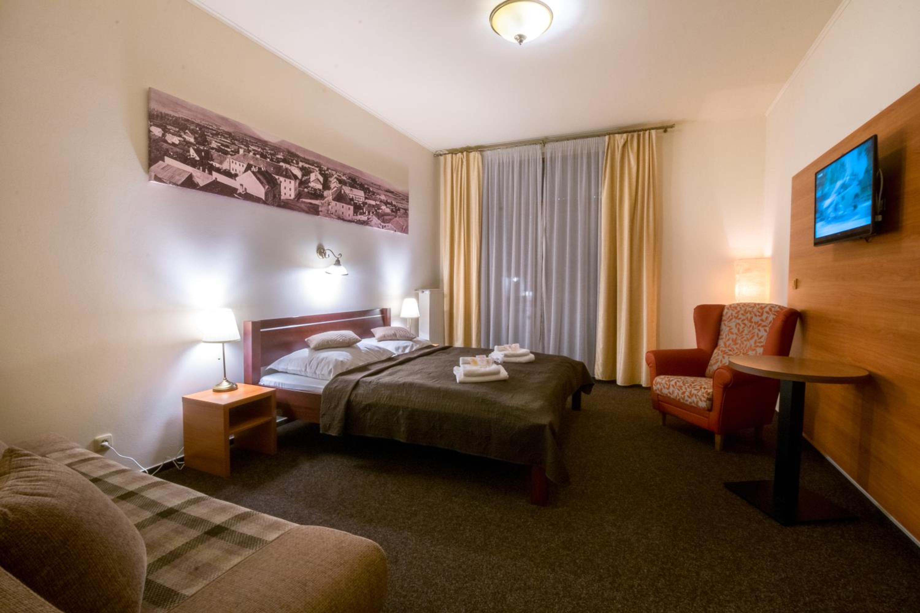 Double or Twin Room with Private Bathroom - Photo 10