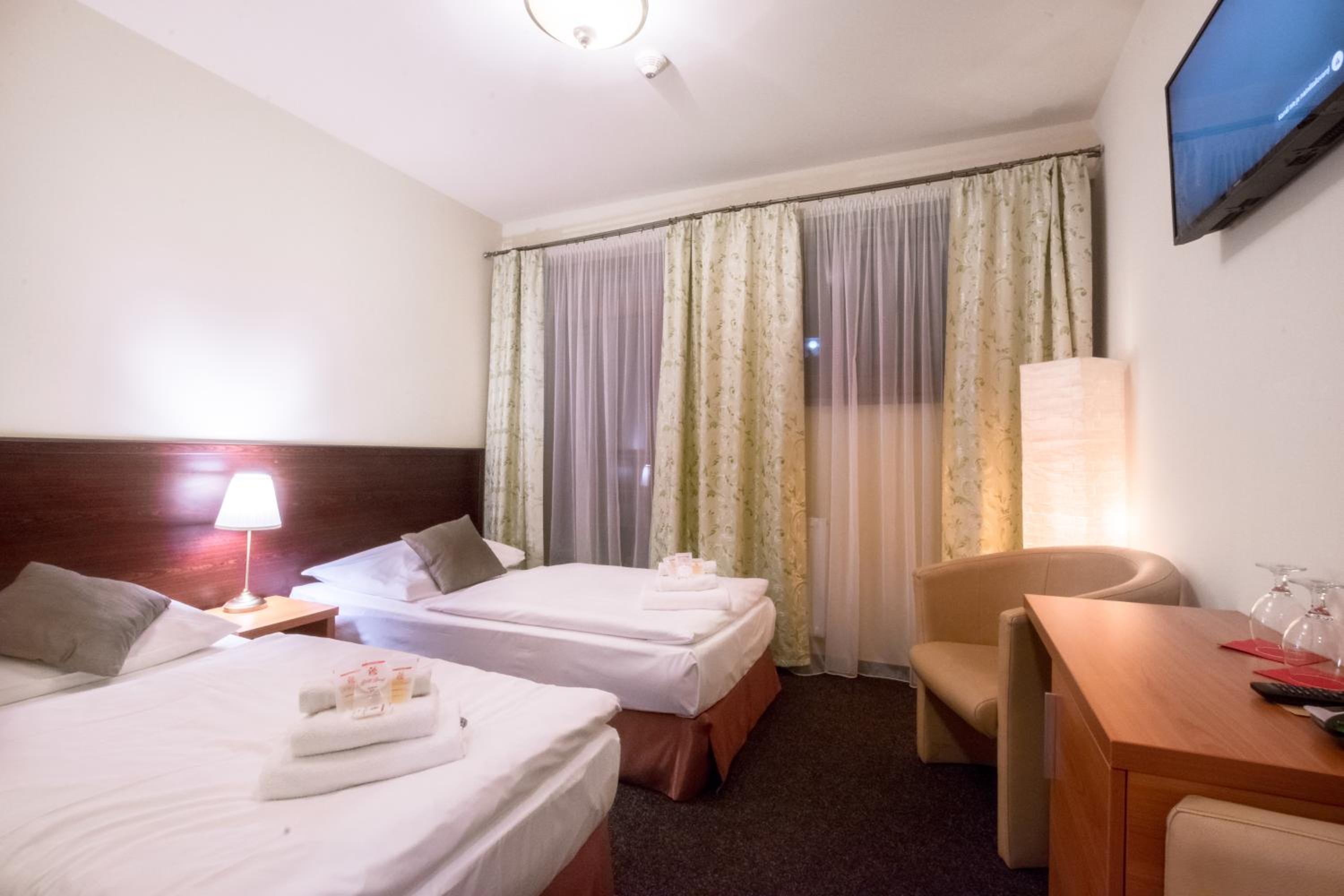 Double or Twin Room with Private Bathroom - Photo 11