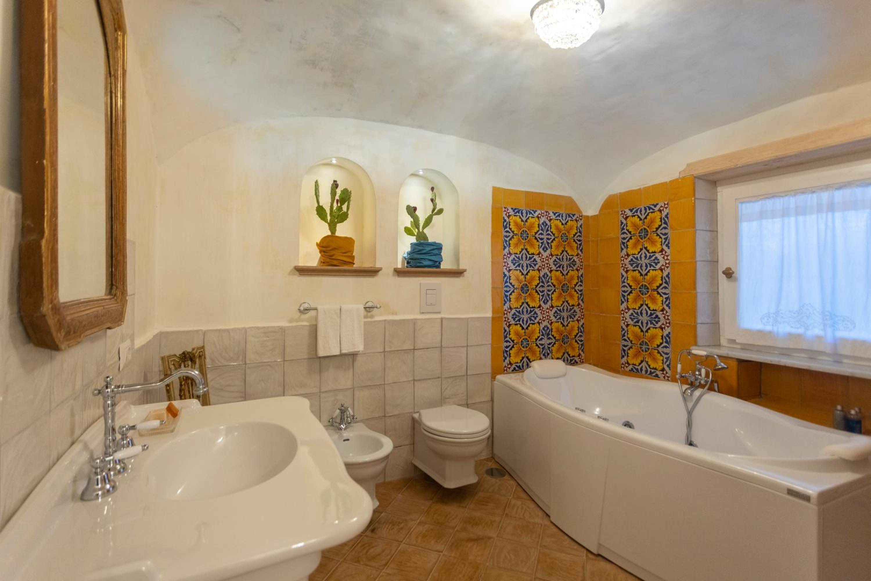 King Suite with Spa Bath - Photo 9