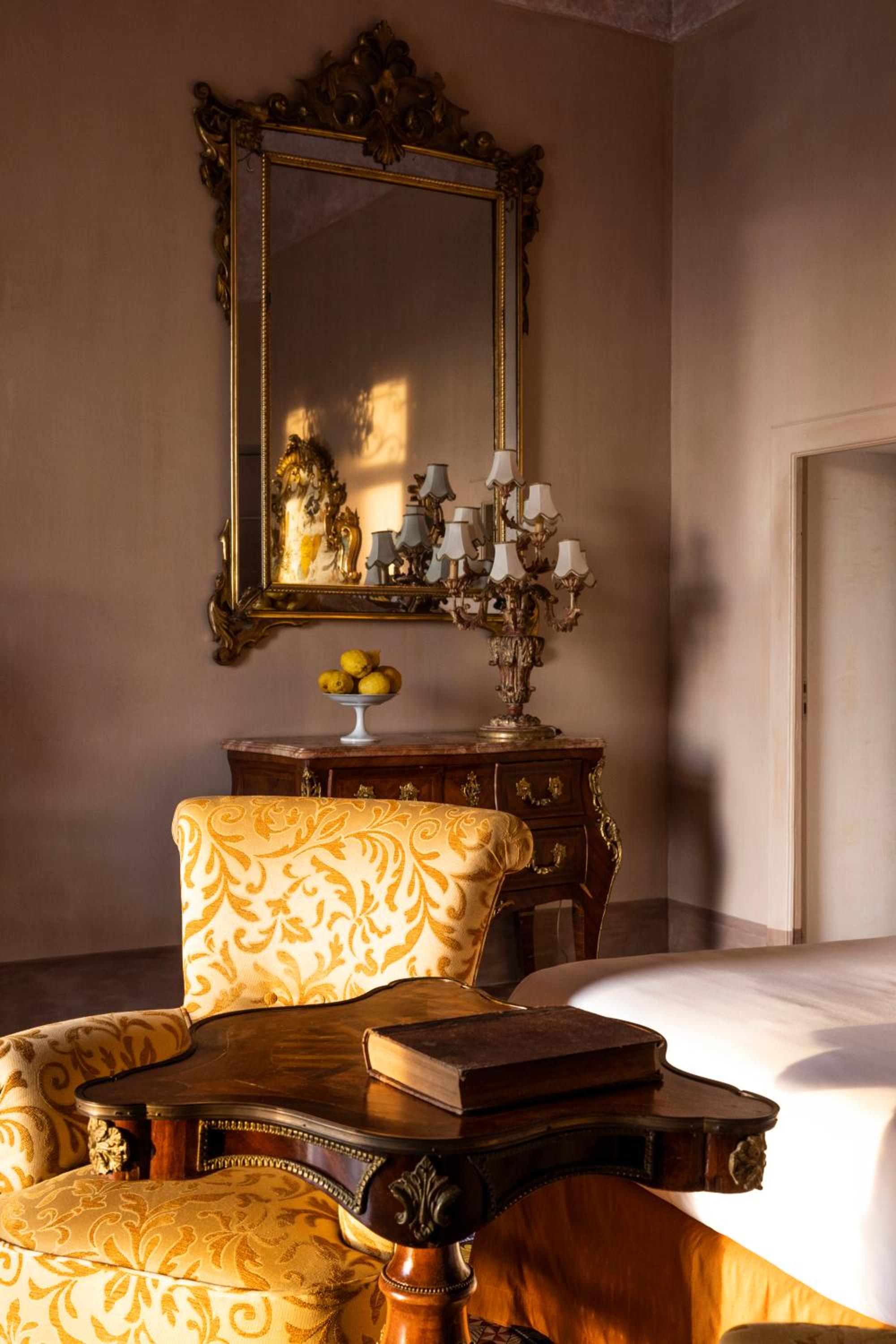 King Suite with Spa Bath - Photo 15